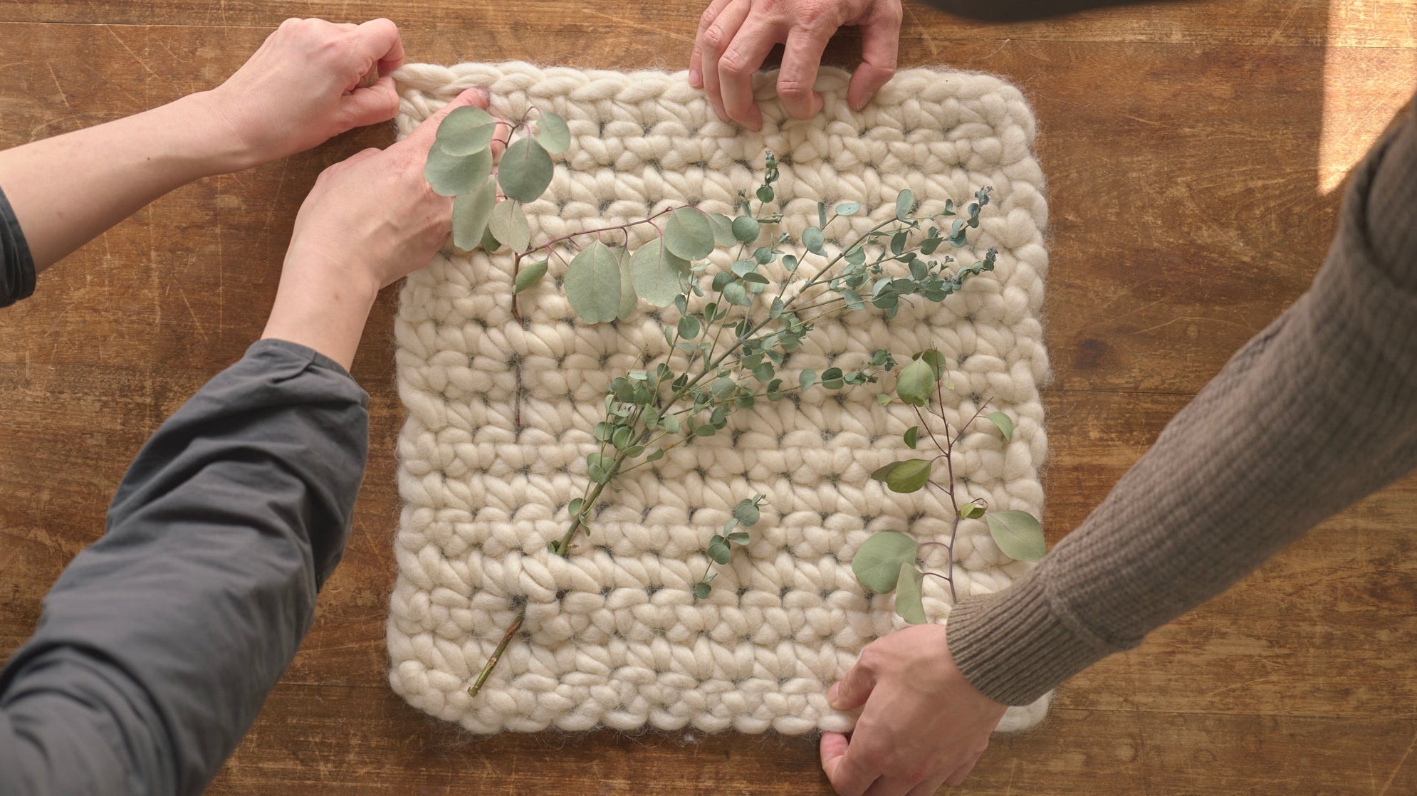 「いろんな手」を一緒につくる 『羊毛の指編みタペストリーワークショップ開催』のお知らせ