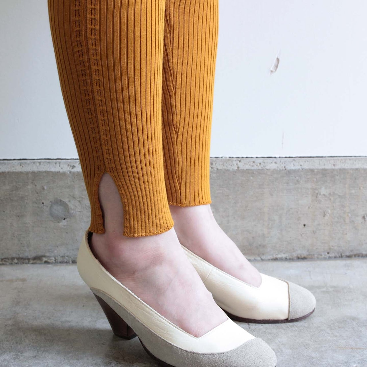 〈高品質シルクコットン強撚糸〉〈お家で洗えるニット〉〈涼しい着心地〉〈裾スリット〉〈2サイズ展開〉リブレギンス (evi338)