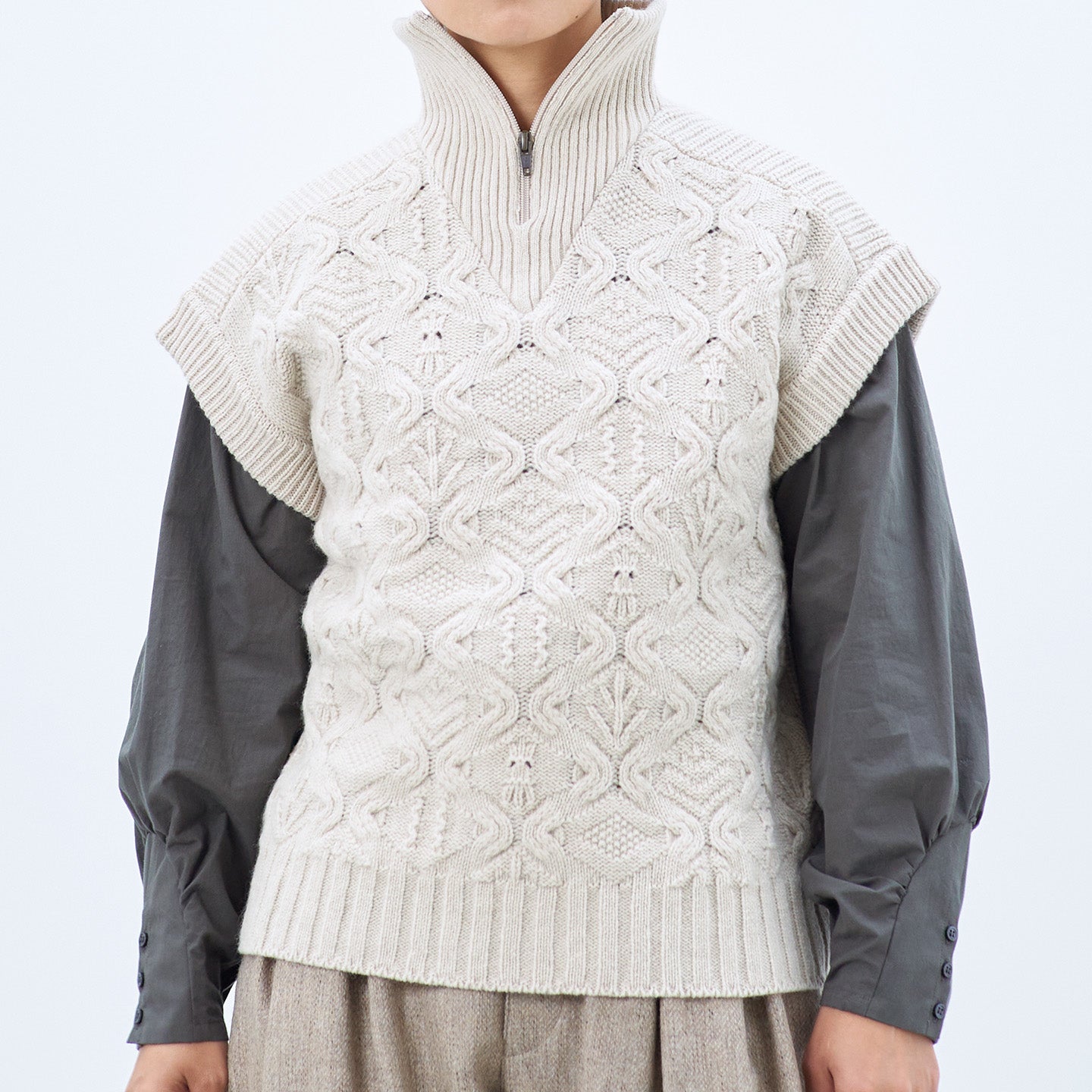 〈ウールカシミヤ〉〈衿立て&衿折り〉〈5種類の模様編み〉パッチワーク柄ケーブル編みベスト (mug914)