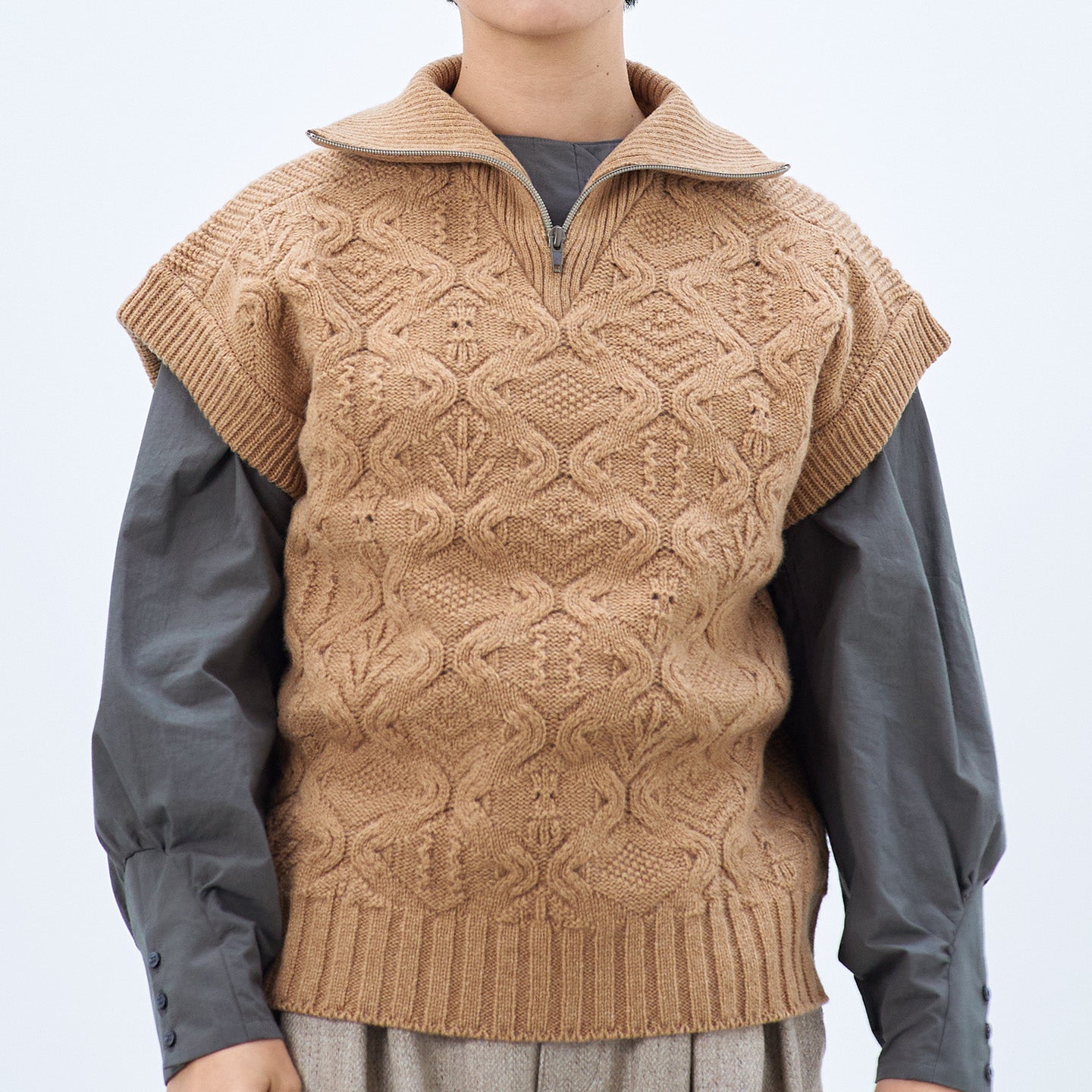 〈ウールカシミヤ〉〈衿立て&衿折り〉〈5種類の模様編み〉パッチワーク柄ケーブル編みベスト (mug914)