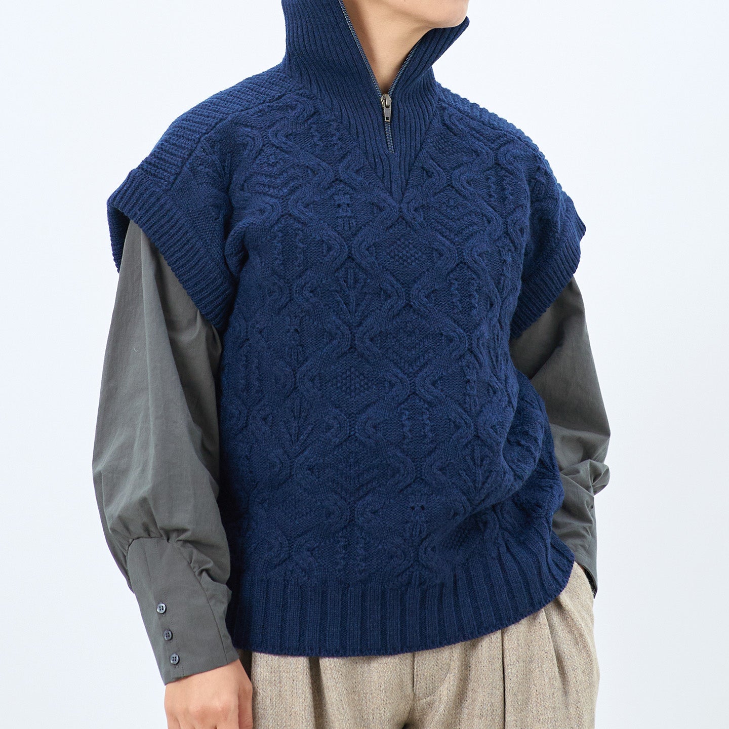 〈ウールカシミヤ〉〈衿立て&衿折り〉〈5種類の模様編み〉パッチワーク柄ケーブル編みベスト (mug914)