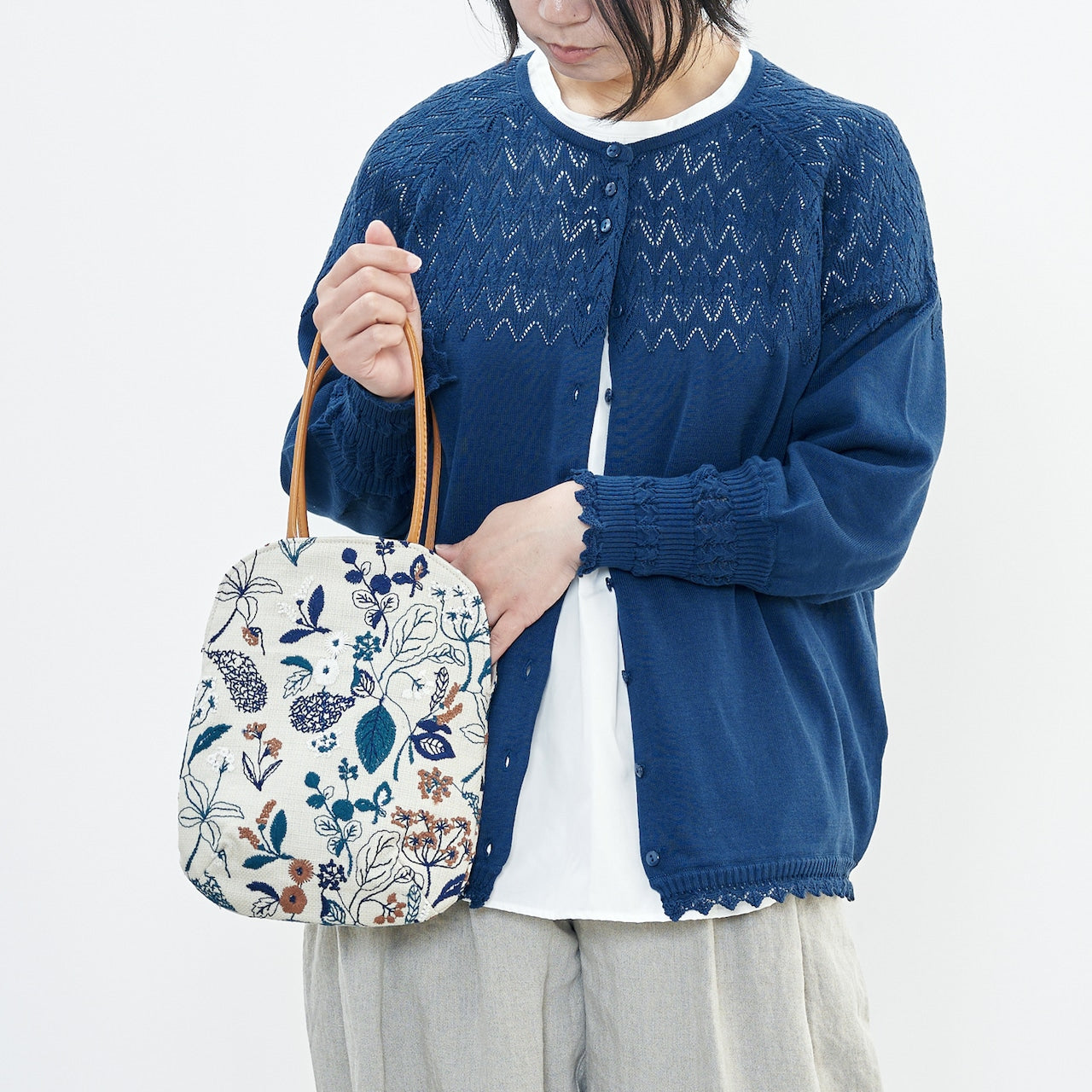 〈マチなしフラット〉〈長財布・ペットボトル可〉〈持ち手レザー〉筆記帳刺繍 ミニサイズバッグ (bag027)