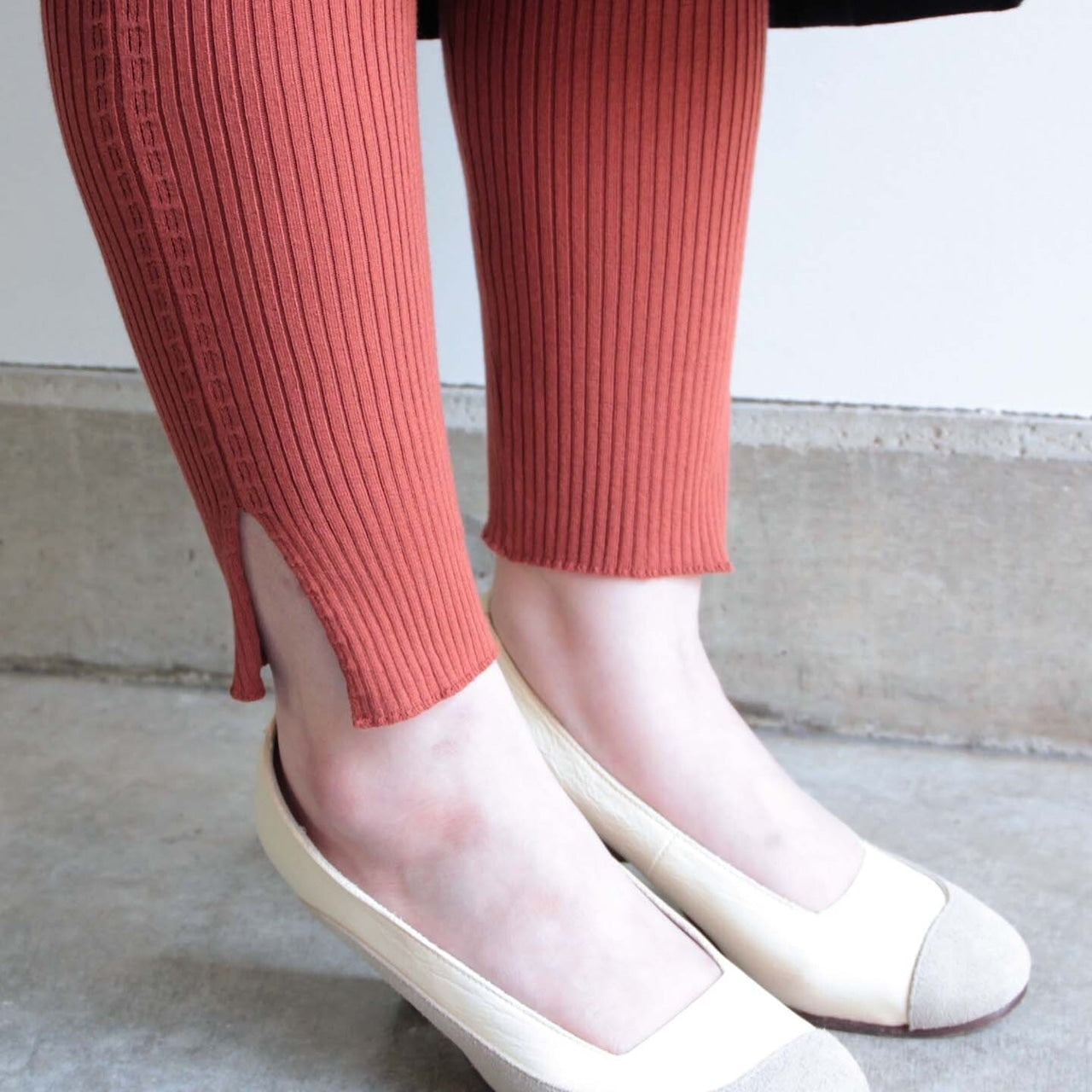 〈高品質シルクコットン強撚糸〉〈お家で洗えるニット〉〈涼しい着心地〉〈裾スリット〉〈2サイズ展開〉リブレギンス (evi338)