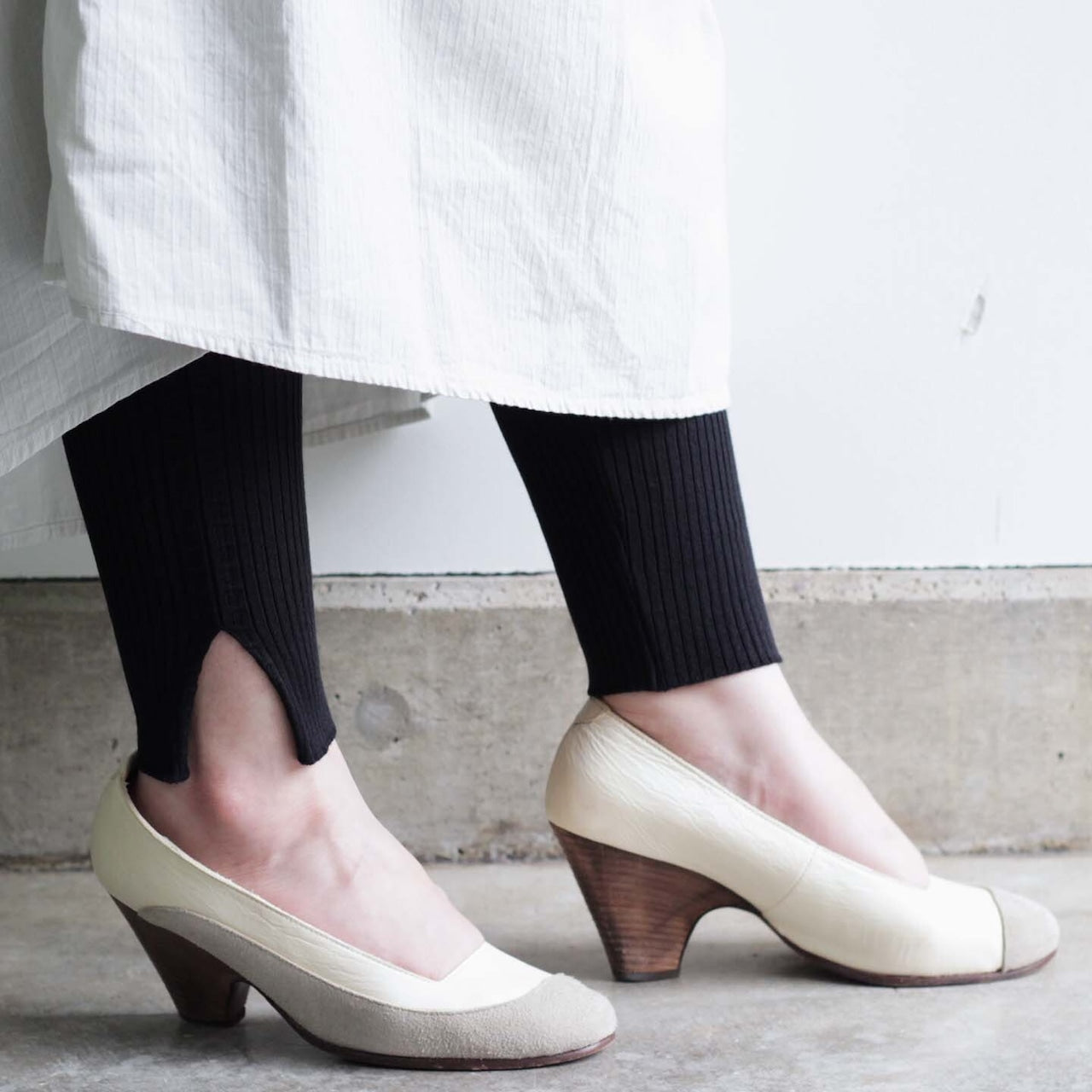 〈高品質シルクコットン強撚糸〉〈お家で洗えるニット〉〈涼しい着心地〉〈裾スリット〉〈2サイズ展開〉リブレギンス (evi338)