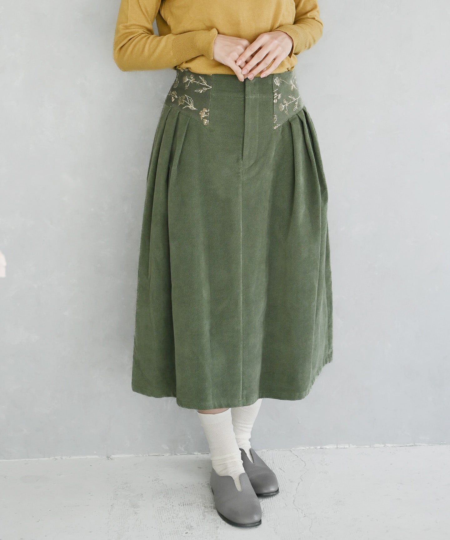 〈遠州織物の工場で織られた上質なコットンコーデュロイ生地〉花刺繍スカート（セットアップ可能） (mug203)