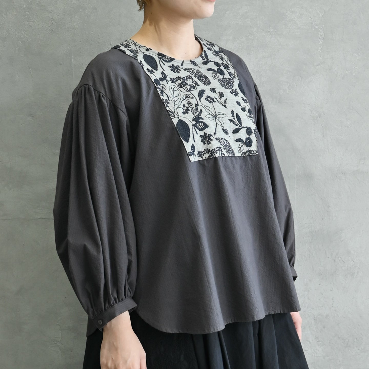 〈心地よいコットン・シアサッカー生地〉筆記帳刺繍ノーカラー左肩開きブラウス (mud906)