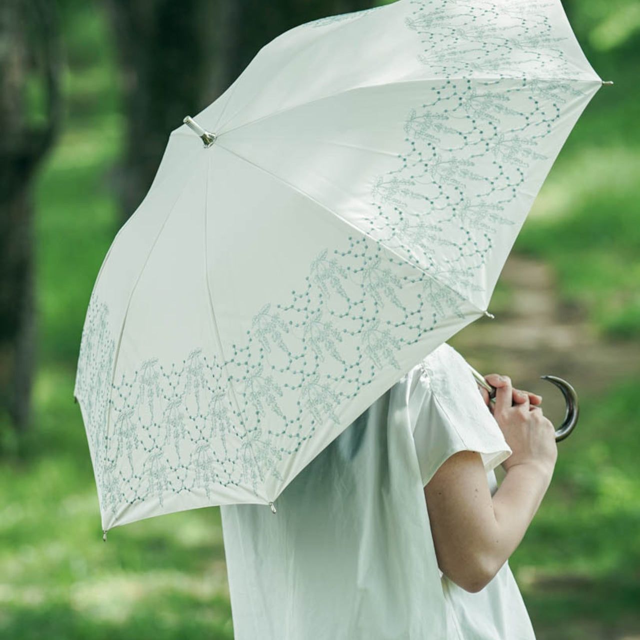 〈UVカット率99%以上・一級遮光生地・晴雨兼用〉イラカ刺繍の日傘 (長傘タイプ)(ELS53)