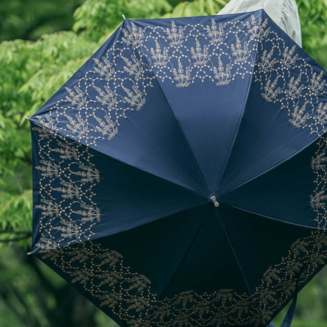 〈UVカット率99%以上・一級遮光生地・晴雨兼用〉イラカ刺繍の日傘 (長傘タイプ)(ELS53)