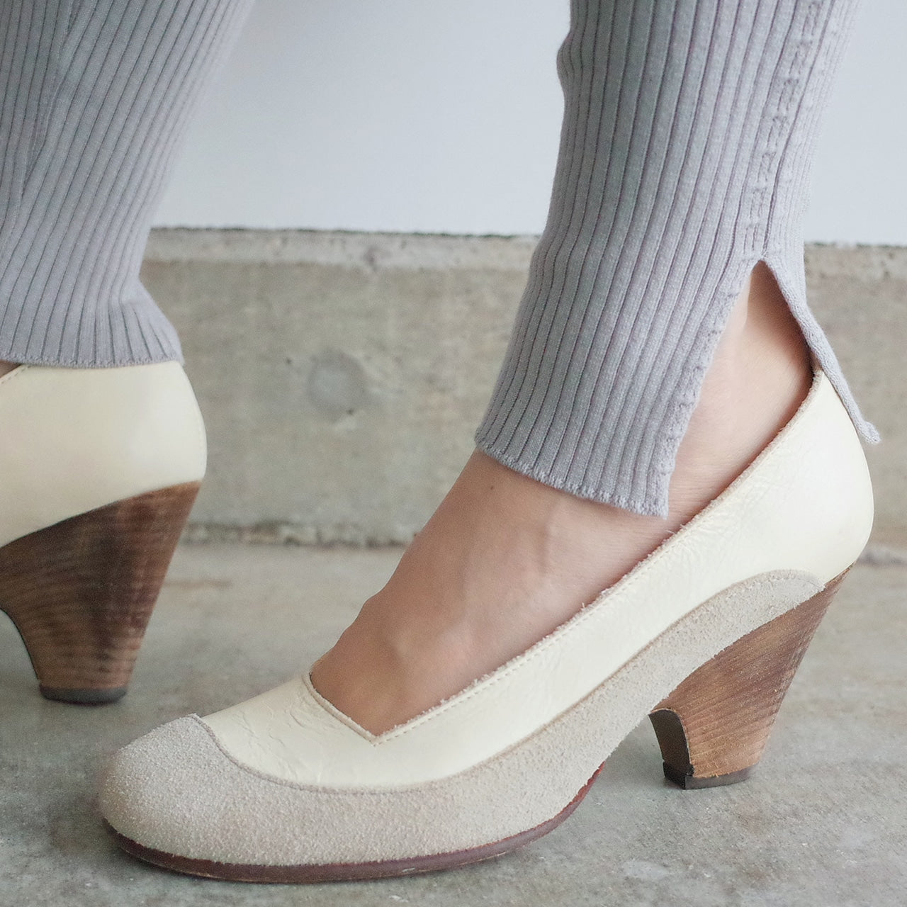 〈高品質シルクコットン強撚糸〉〈お家で洗えるニット〉〈涼しい着心地〉〈裾スリット〉〈2サイズ展開〉リブレギンス (evi338)