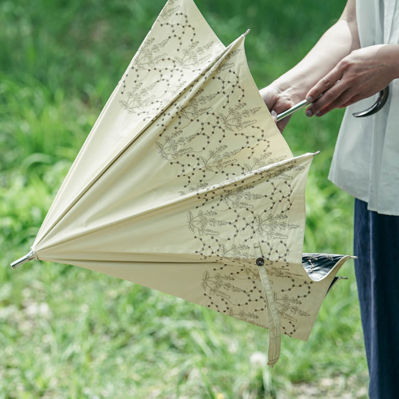 〈UVカット率99%以上・一級遮光生地・晴雨兼用〉イラカ刺繍の日傘 (長傘タイプ)(ELS53)