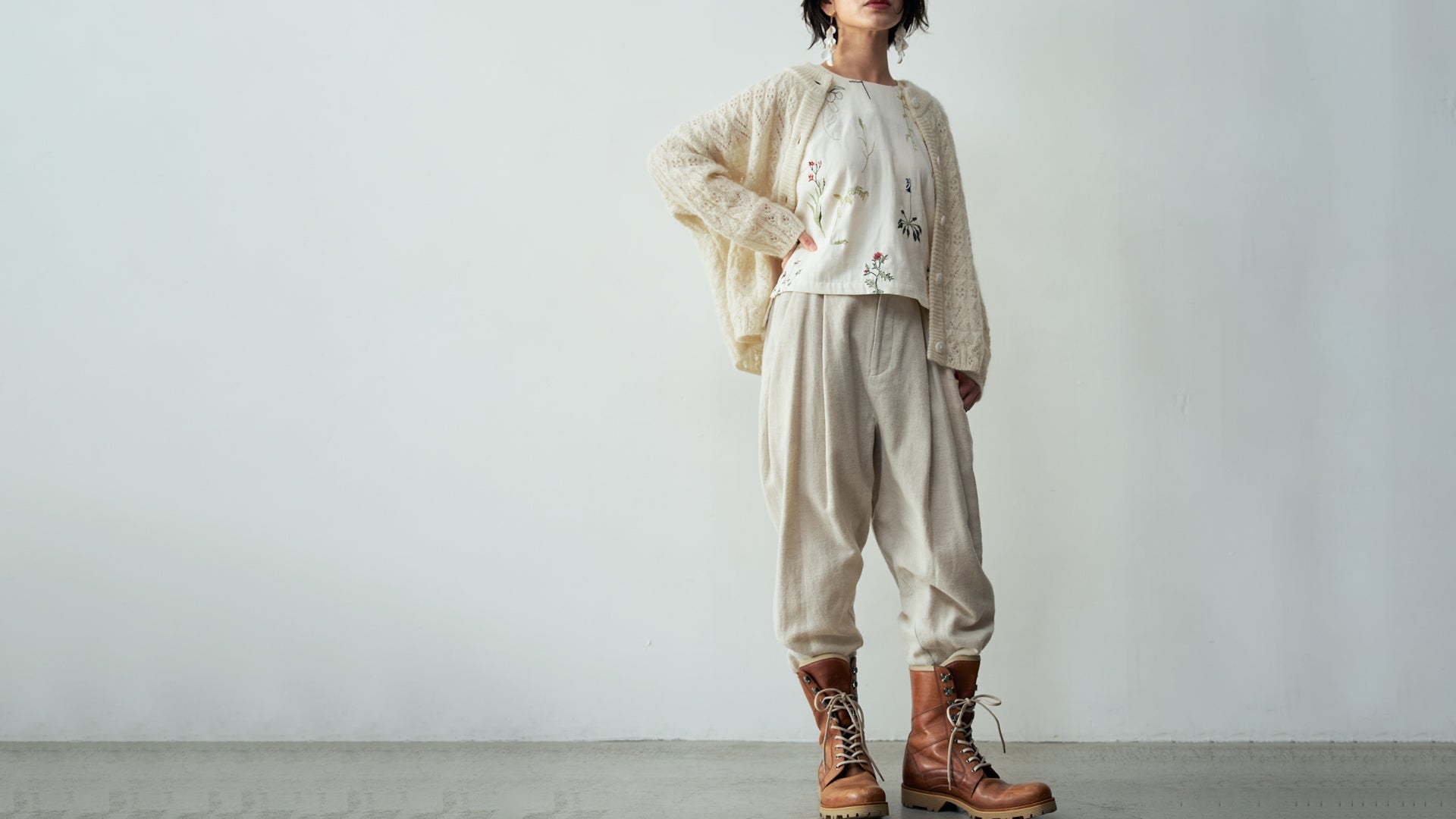 【スタイリング】冬の装いをやさしく包むニットと刺繍。天然素材のあったかカーディガンとスラックス。