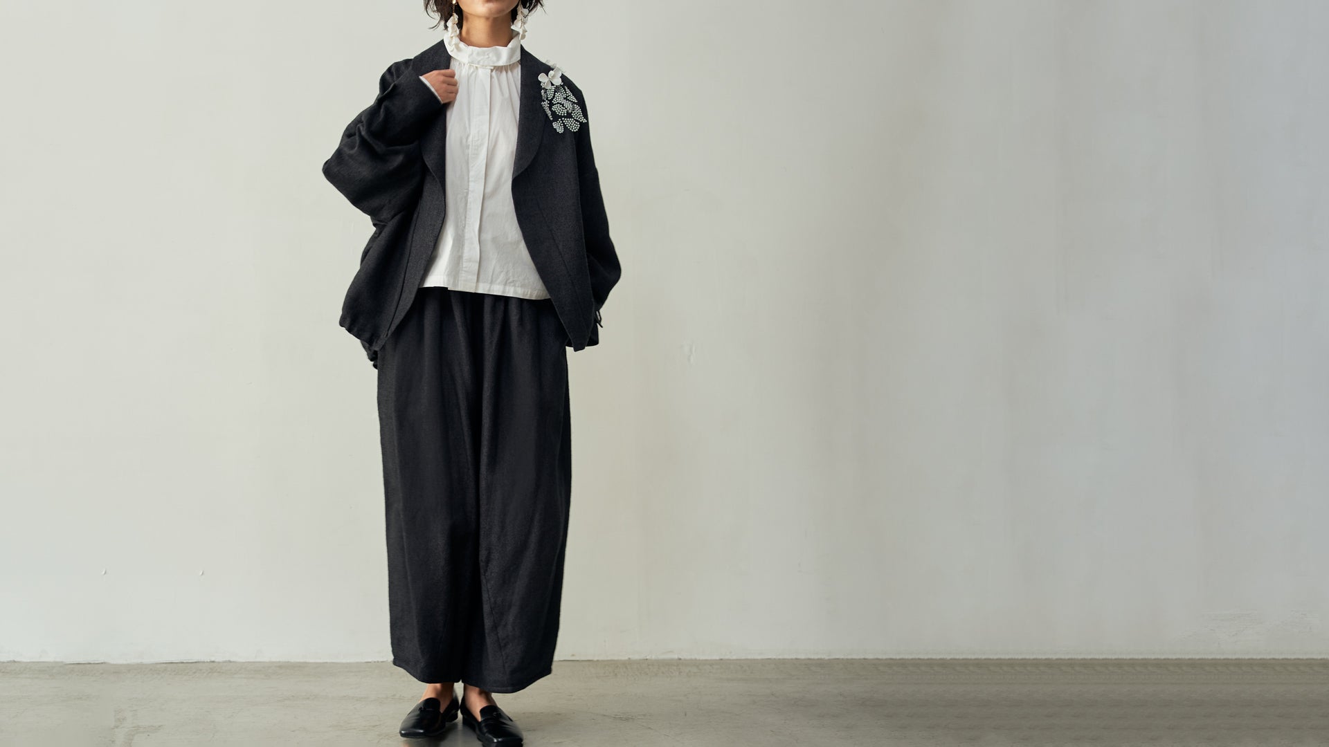 【スタイリング】秋の寒暖差も安心。リネンウールのジャケットとパンツを軽やかにあたたかく