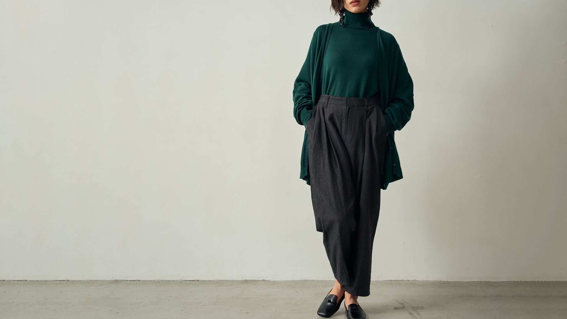 【スタイリング】洗えるなめらかタートルとオーバーサイズカーディガンでオンもオフも軽やかに