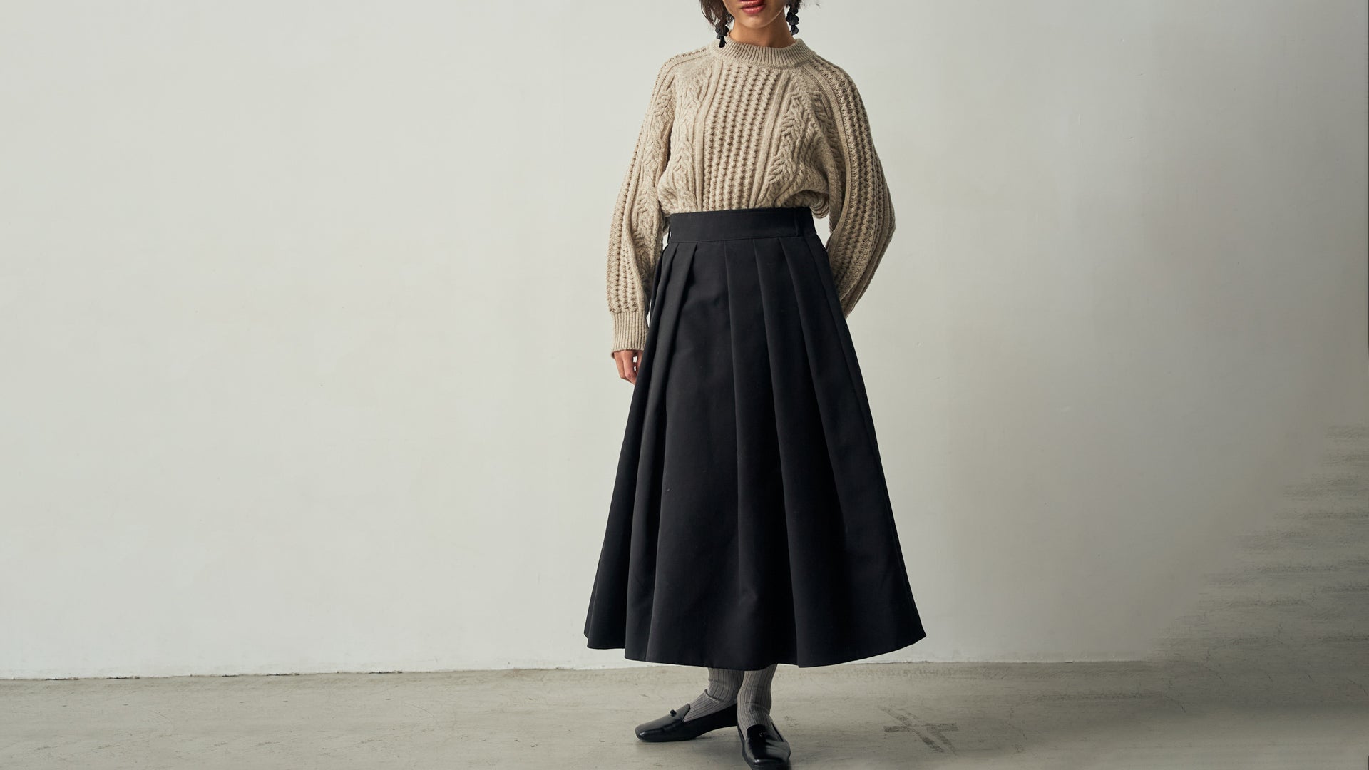 【スタイリング】しっとりふっくらあたたかカシミヤウールのセーターと三重織り生地のスカート