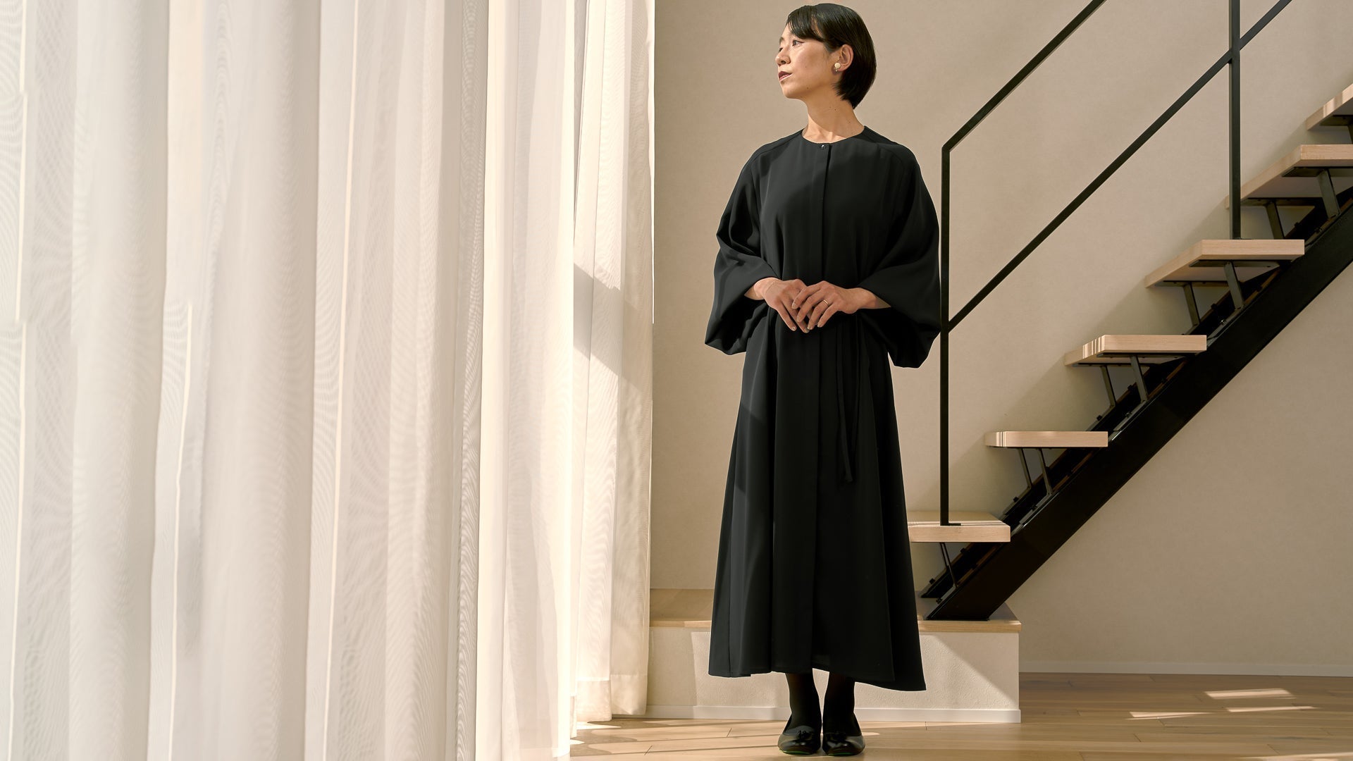 【新入荷】サラリと通年着られる礼服。40代以降の体型を美しく包むブラックフォーマルドレス。お手入れ簡単で日常の羽織りづかいも
