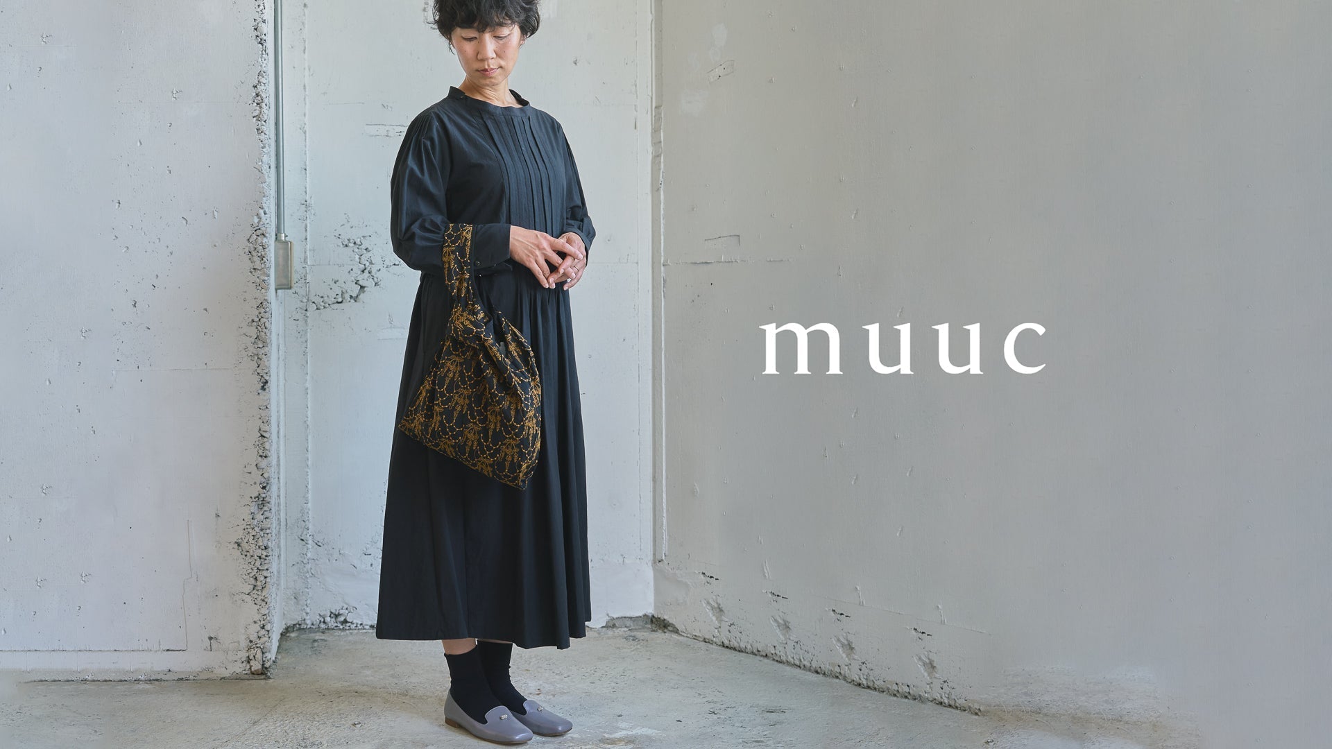 【新入荷】一枚で凛と。日常にもお出かけにも着られる黒のコットンワンピース