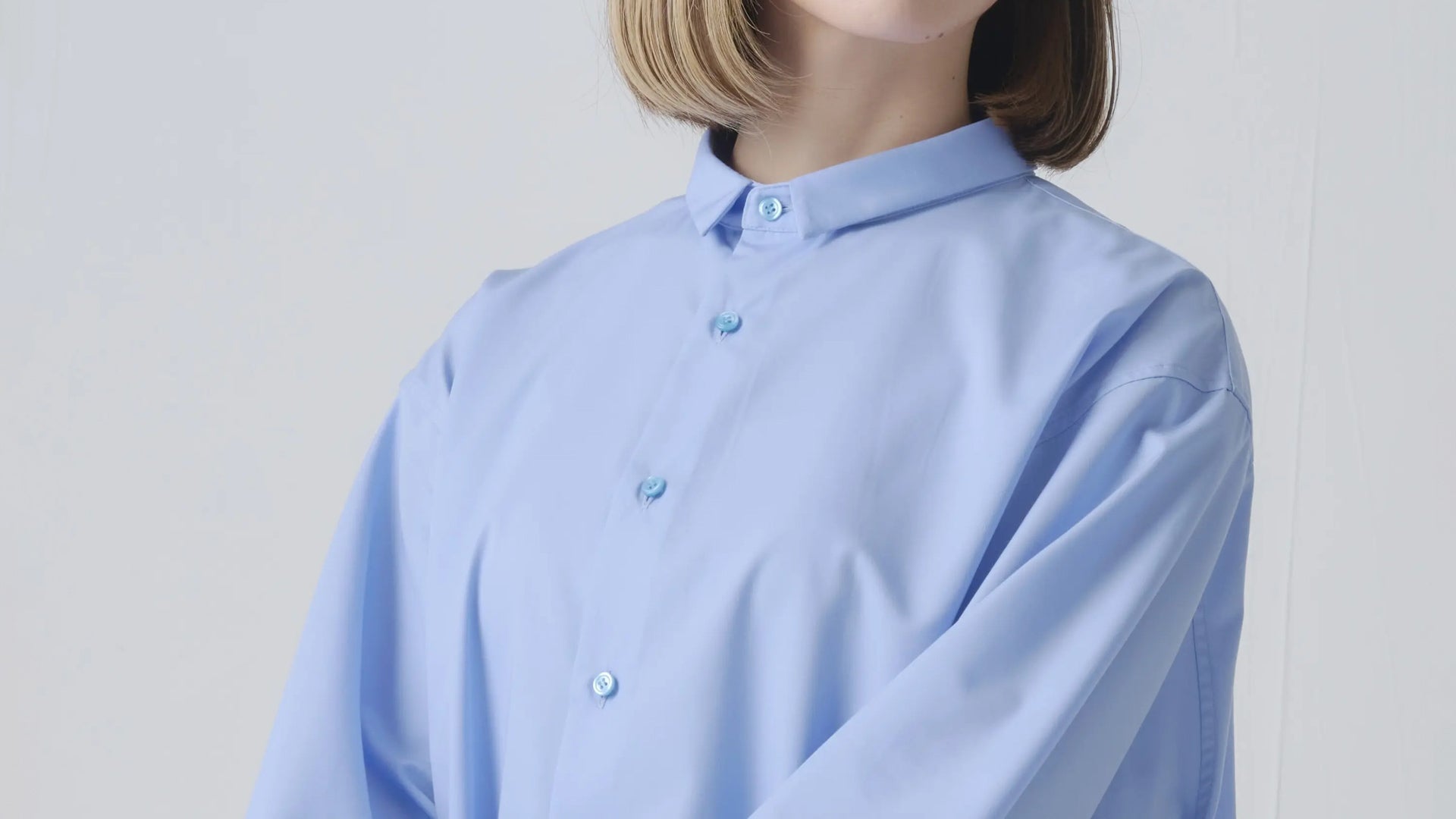 【新入荷】洗いざらしで整う。襟元で印象を変える、アイロン卒業の｢アンバーシャツ｣