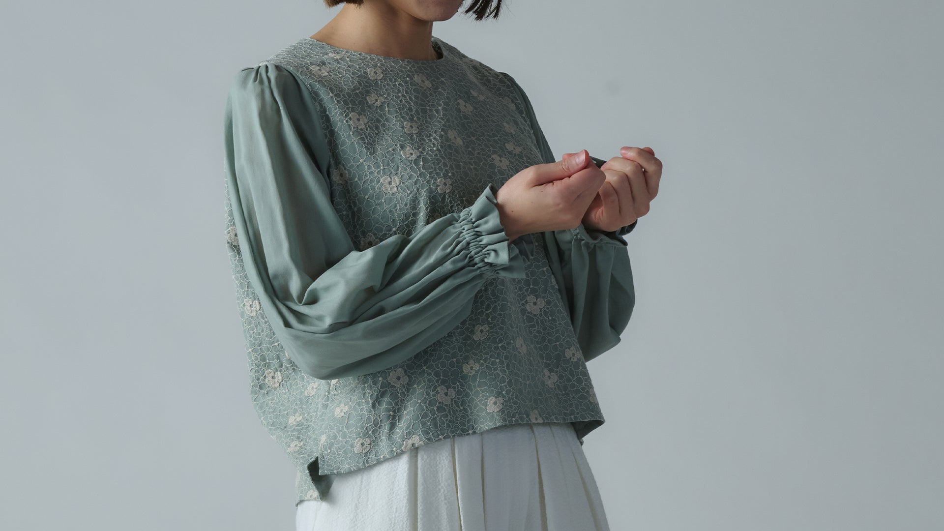 今すぐ活躍する春秋の上質な長袖ブラウスのご紹介(刺繍編)