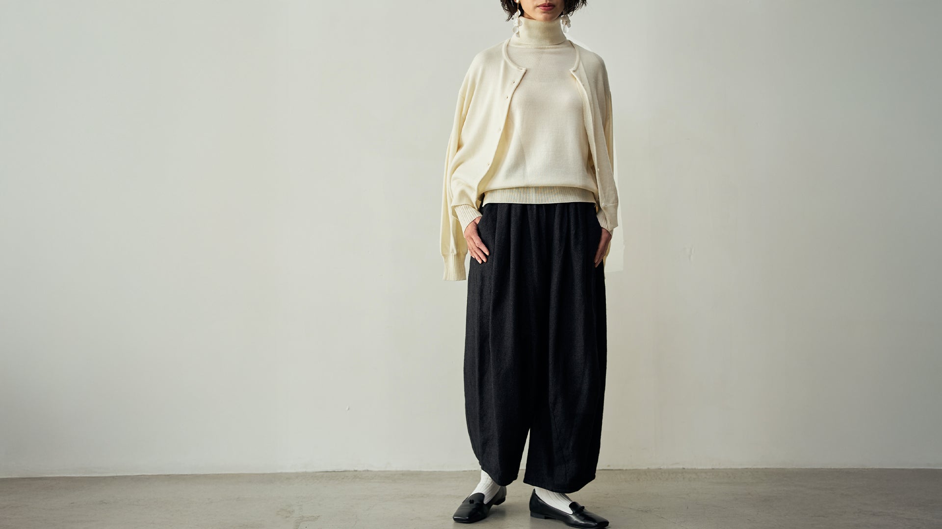 【スタイリング】洗える高品質タートルネック＆カーディガンとあたたかいリネンウールパンツ