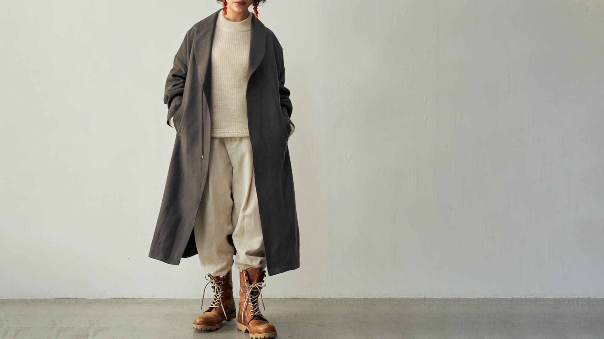 【スタイリング】リネンウールの軽やかコートと暖かスラックスのアクティブコーディネート