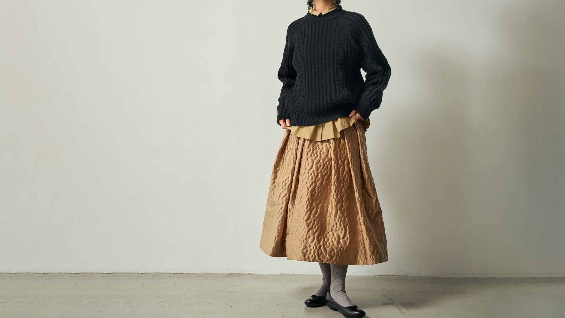 【スタイリング】“毎日をそっと美しくする服” 上質で丈夫なセーター×スカート