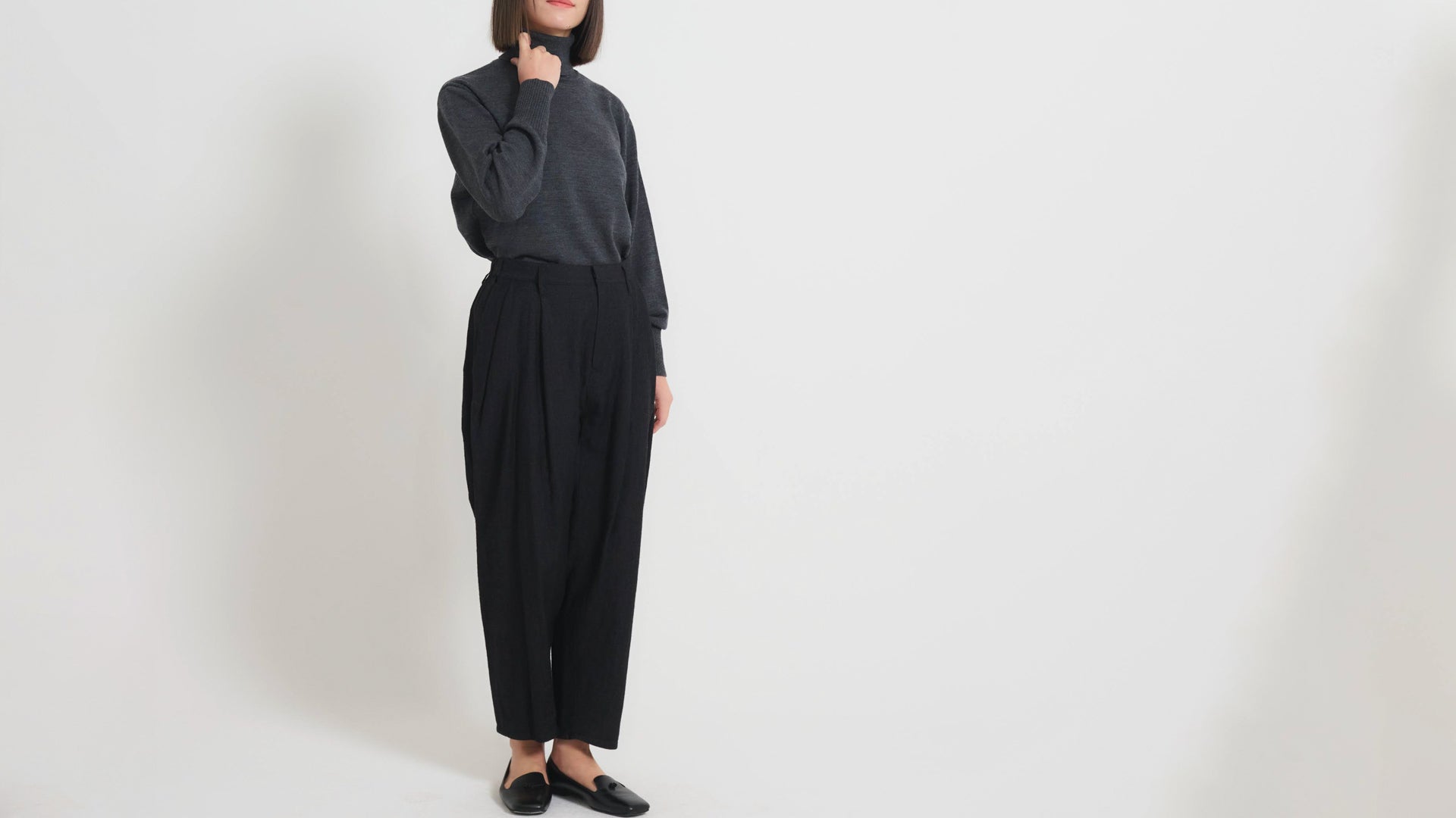 ボトムス難民の方へ。美しさと楽さを両立する｢魔法のスラックス｣