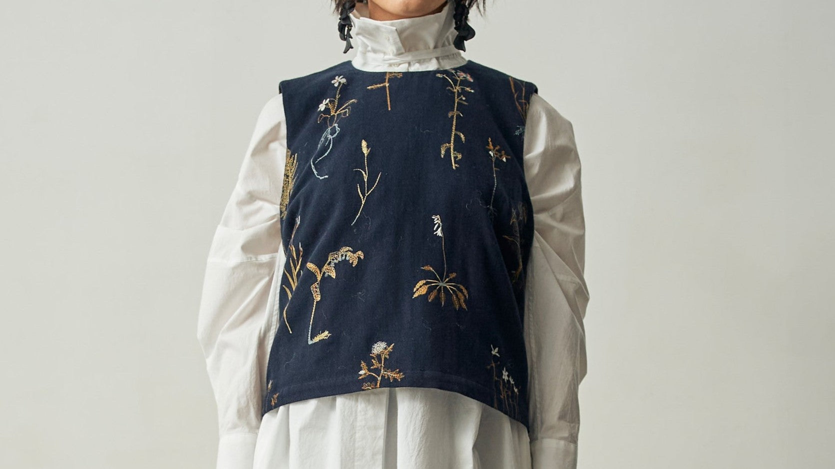 【muuc新作紹介】コンパクトであたたかいボタニカル刺繍ベスト