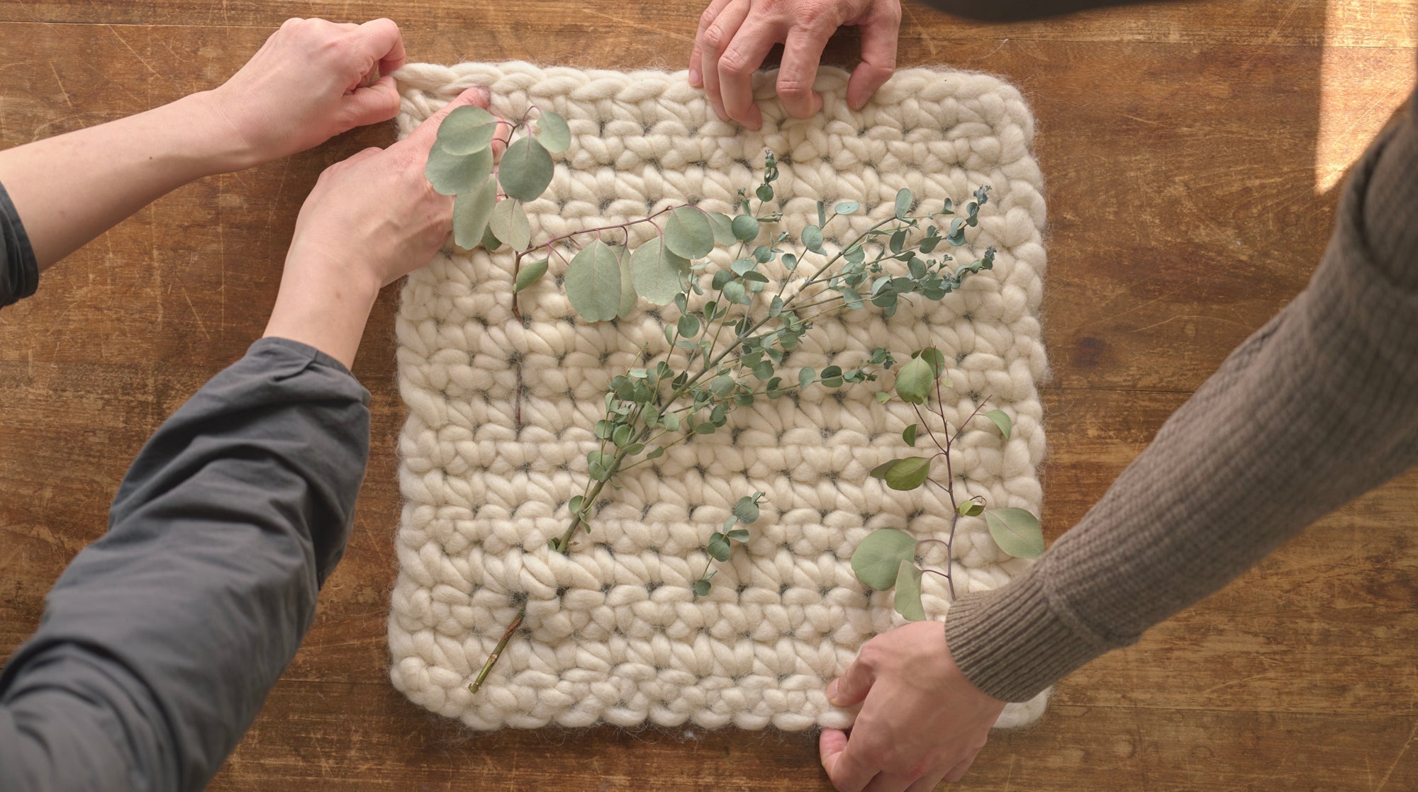 「いろんな手」を一緒につくる 『羊毛の指編みタペストリーワークショップ開催』のお知らせ