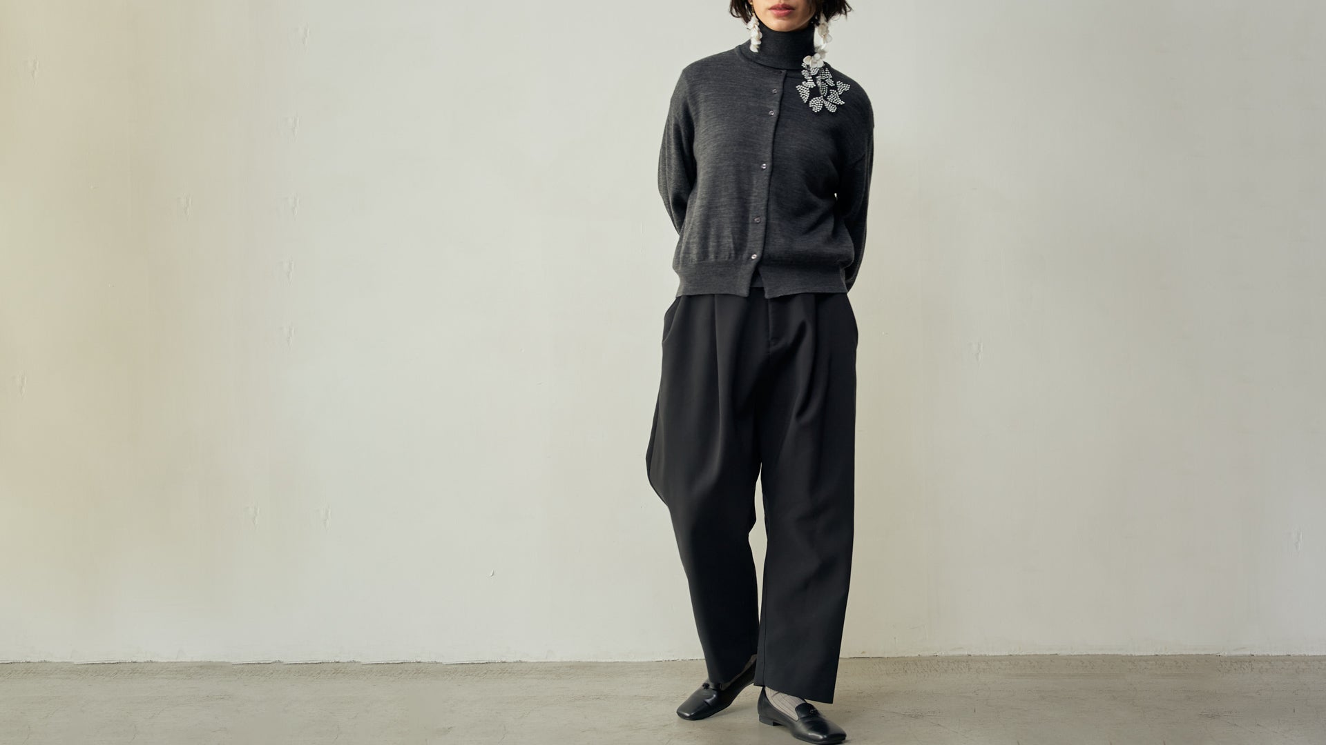 【スタイリング】上質なタートルとカーディガンのアンサンブルとふっくら三重織り生地のパンツ