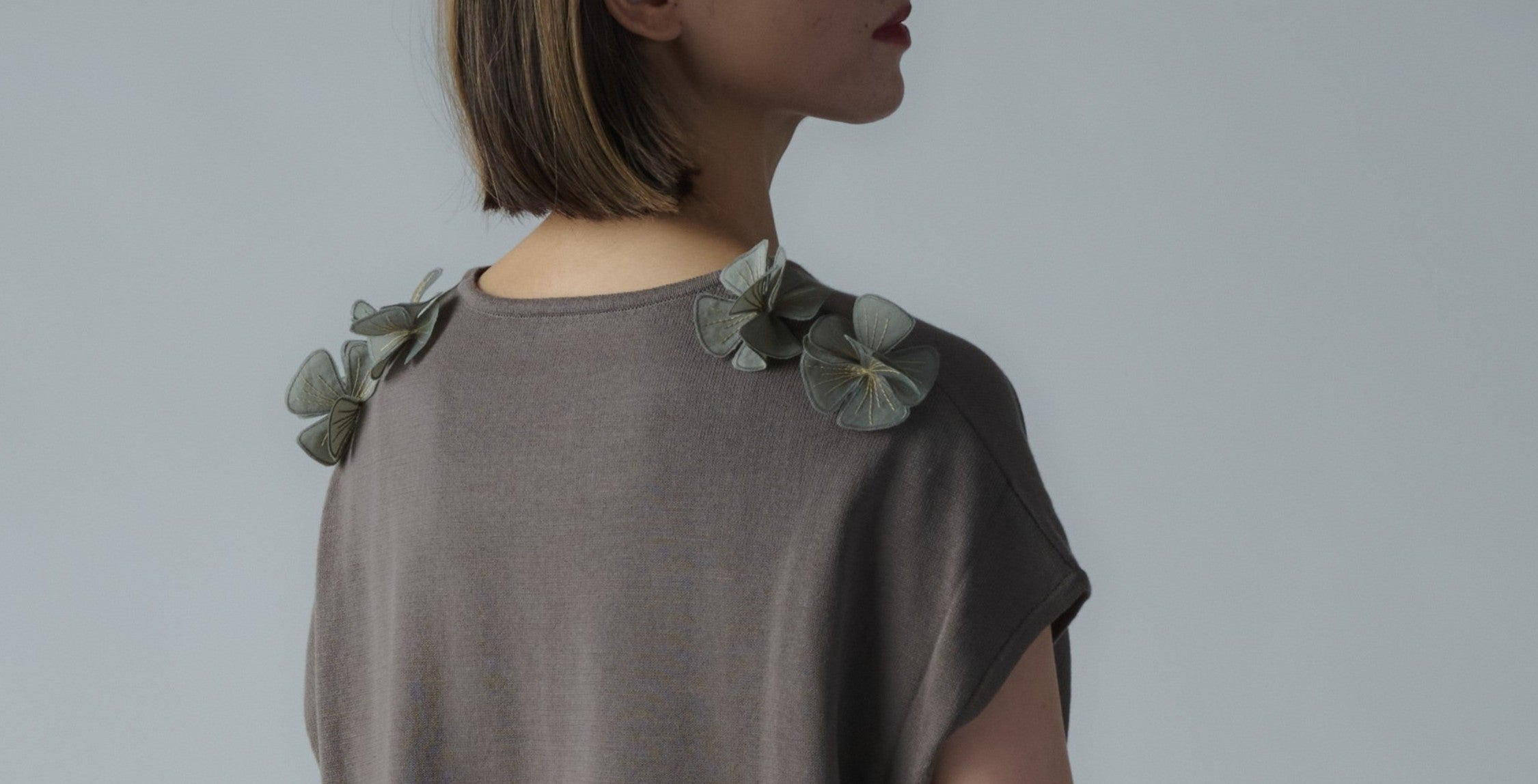 【muuc商品紹介】肩にそっと咲く花モチーフ、夏の涼やかトップス