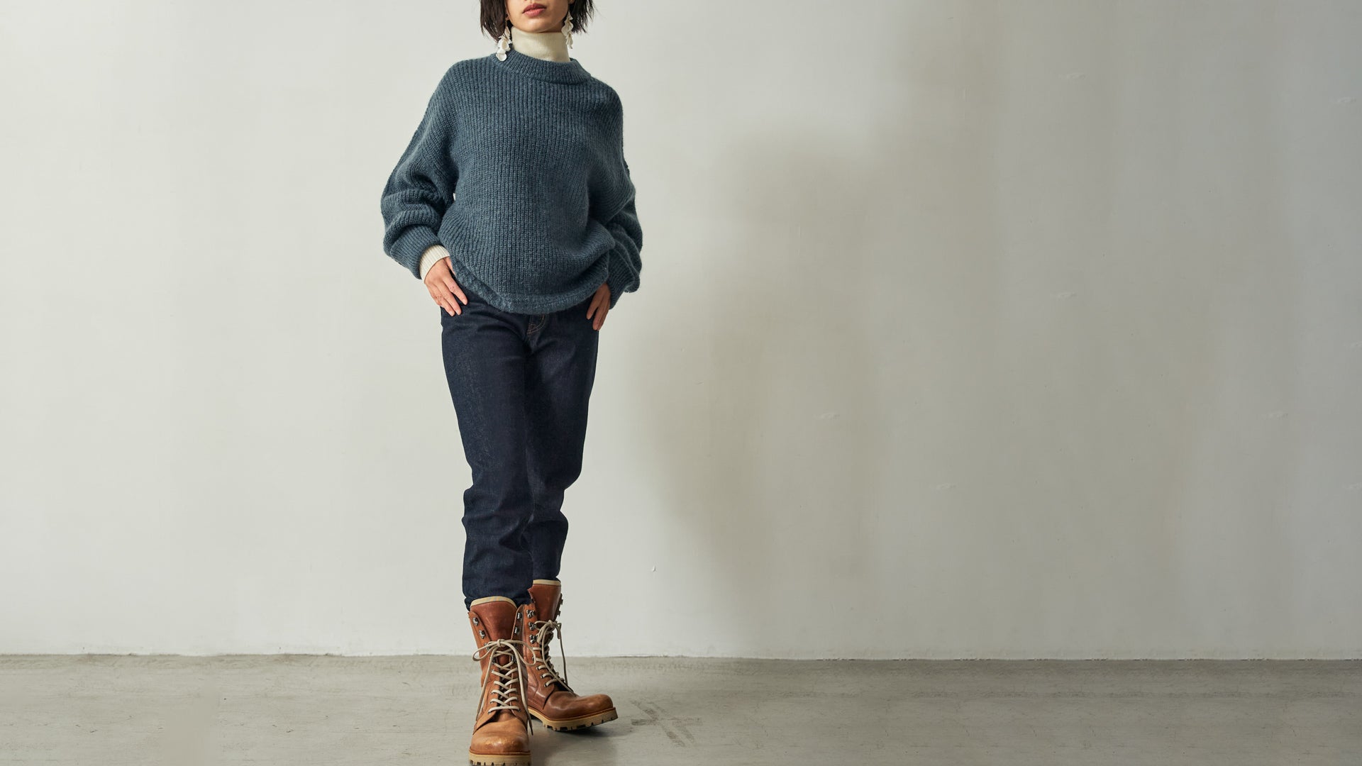 【スタイリング】ラフな秋の外出に。ふわっと軽いアルパカモヘヤのセーターと国産デニム