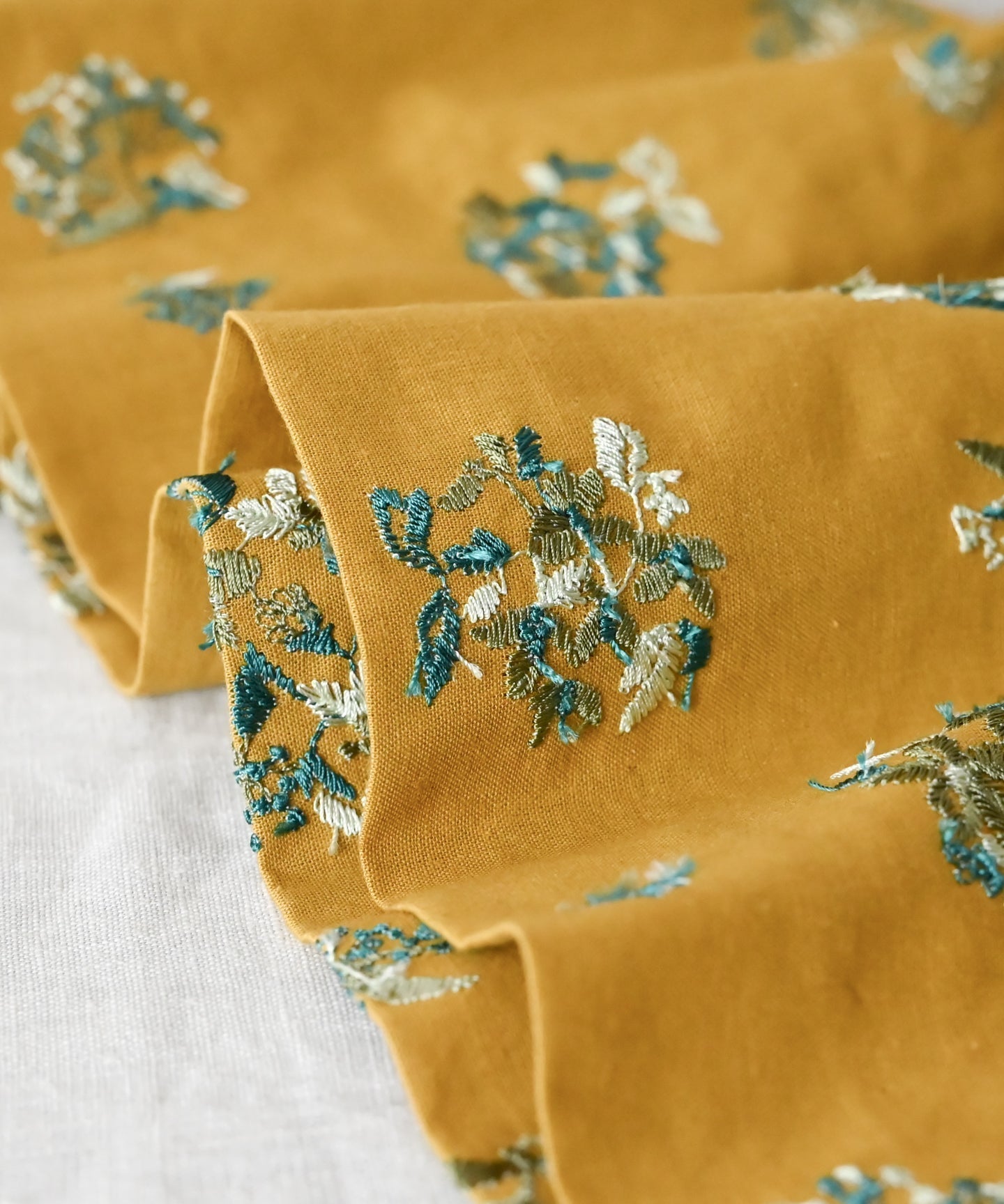 【muuc商品紹介】上品な花刺繍にサラリと包まれる。野小花刺繍ワンピース