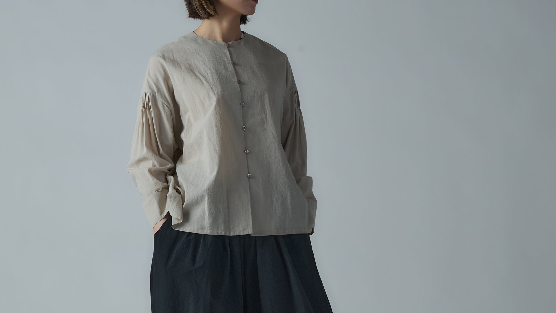 今すぐ活躍する春秋の上質な長袖ブラウスのご紹介(無地編)