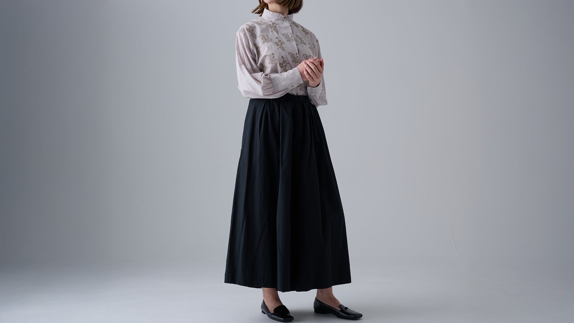 【muucスタイリング】秋口は上質なブラウスを着た大人の装いで