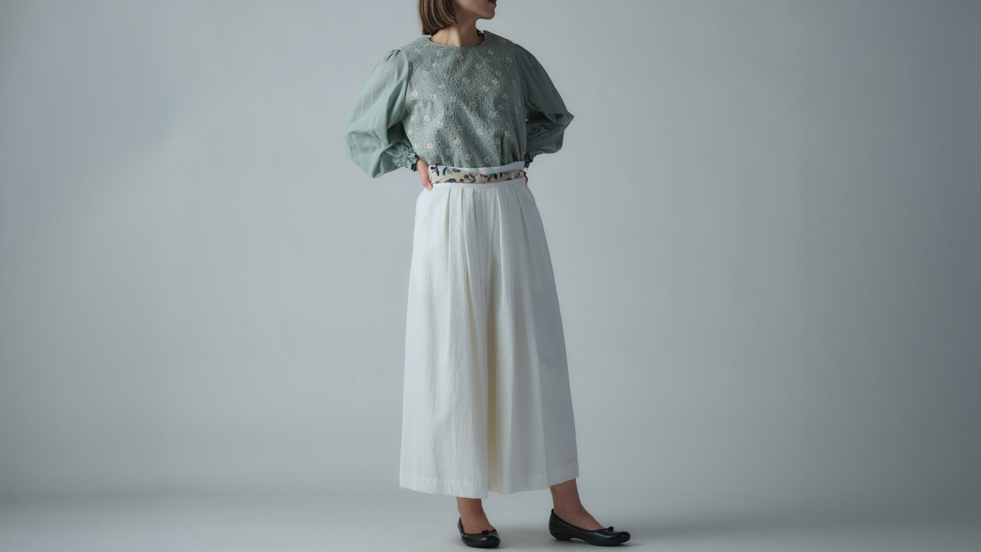 【muucスタイリング】白いワイドパンツで見た目も実際も涼しい夏に！