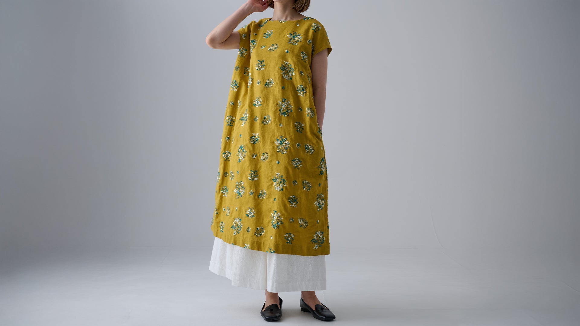 【muucスタイリング】リラクシングで涼しく優雅な花刺繍ワンピース