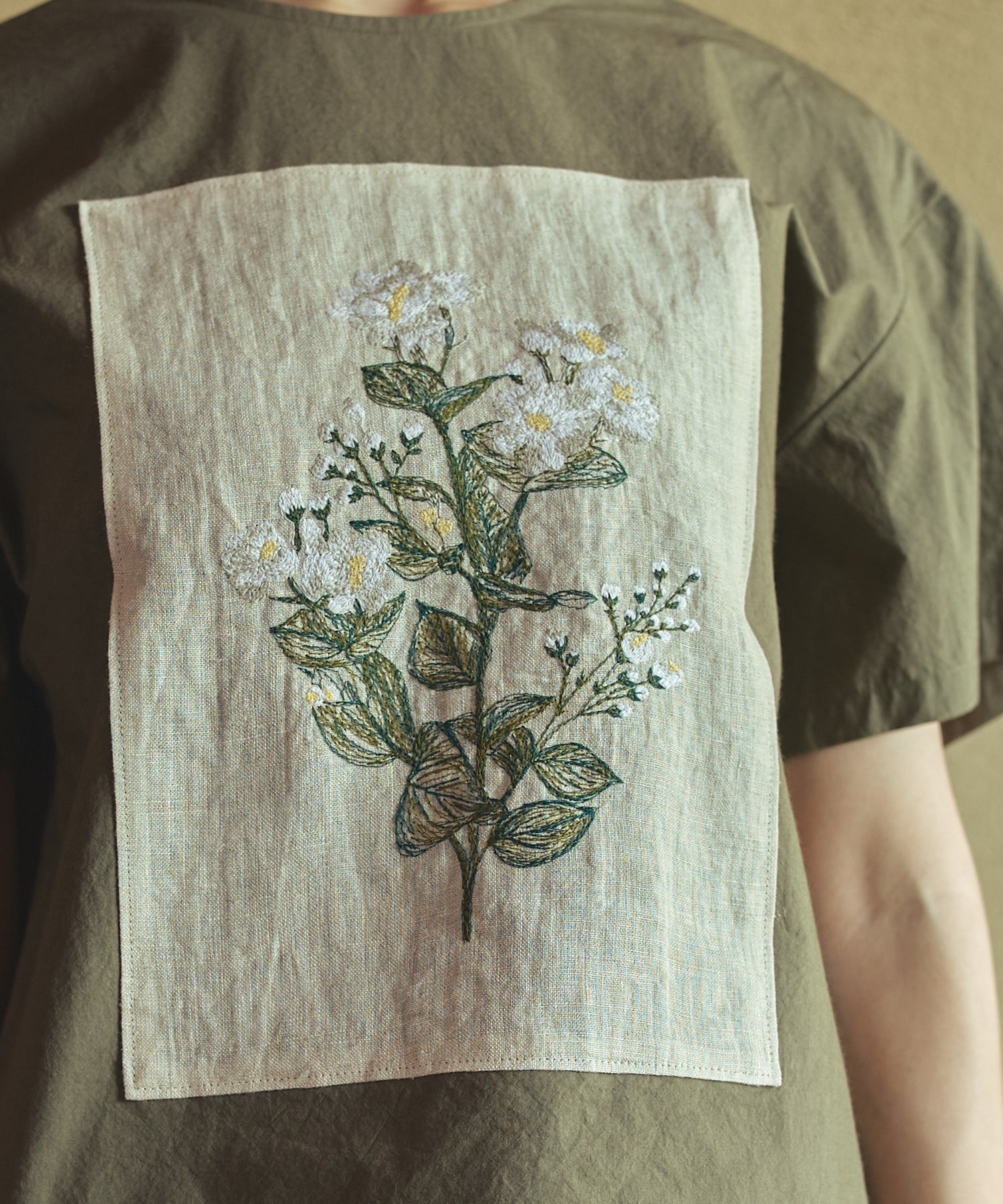 手作業の図案から生まれた繊細なジャスミン花刺繍