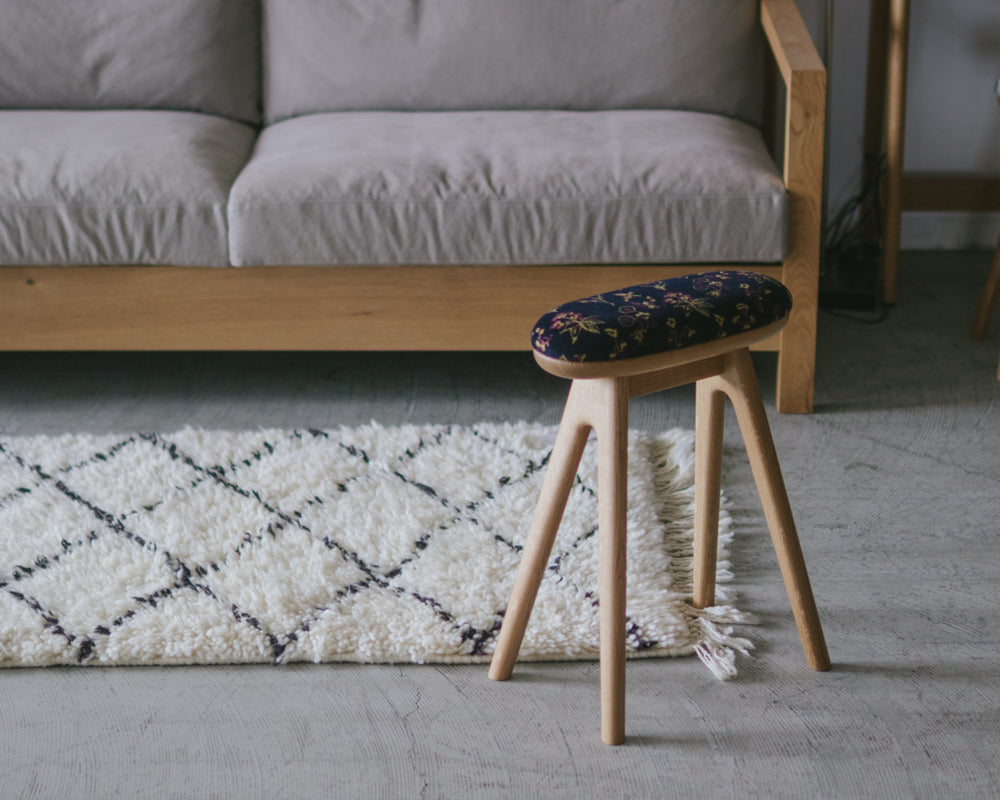 木脚スツール 刺繍 ブラックベージュ cocochi × muuc 立体刺繍スツール – WOOL STUDIO