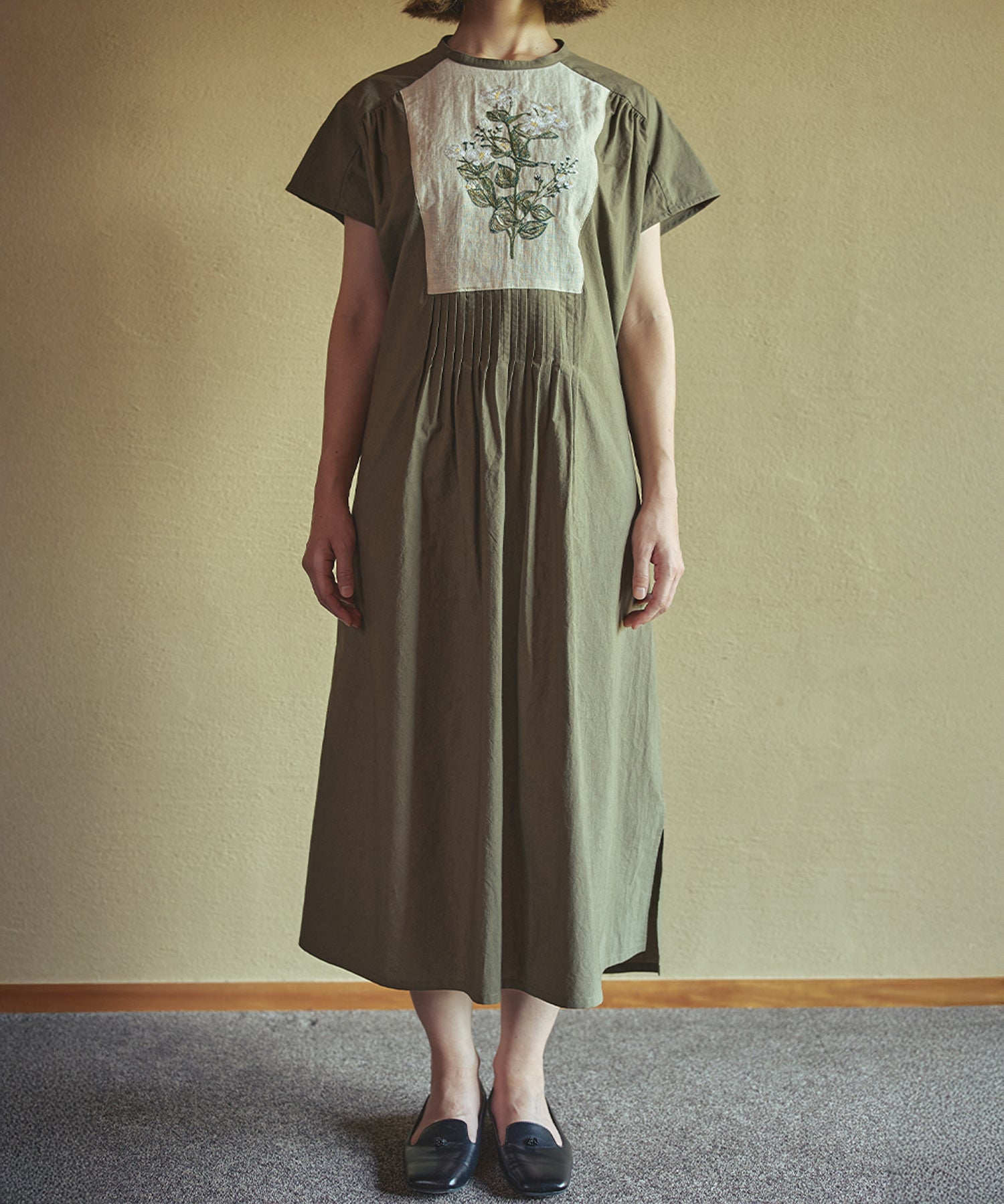 ジャスミン刺繍フレンチスリーブワンピースの夏コーデ