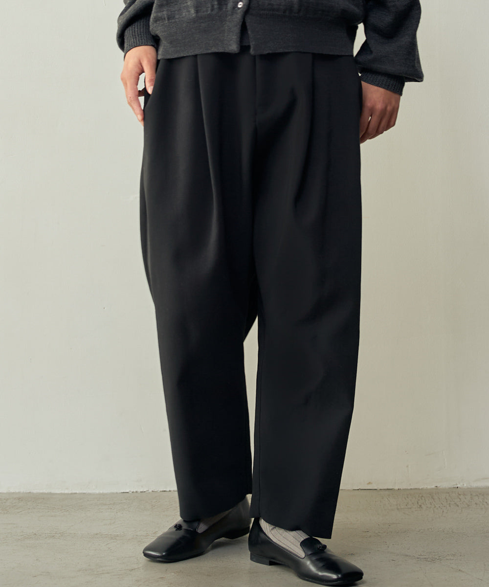 トリプルクロス タックパンツ｜軽くてふっくらした三重織り生地