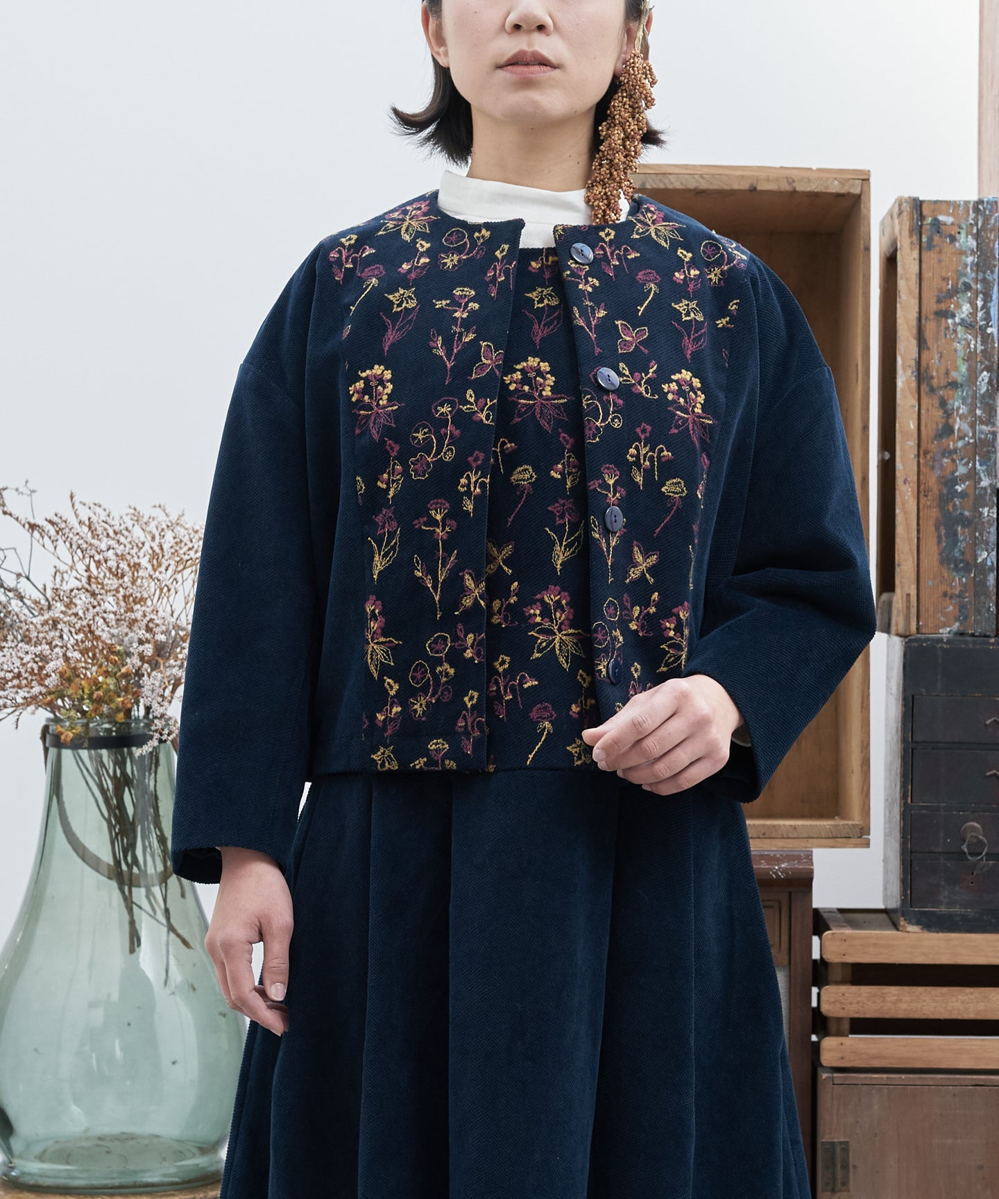 花刺繍ノーカラージャケット ネイビーの全身スタイリング