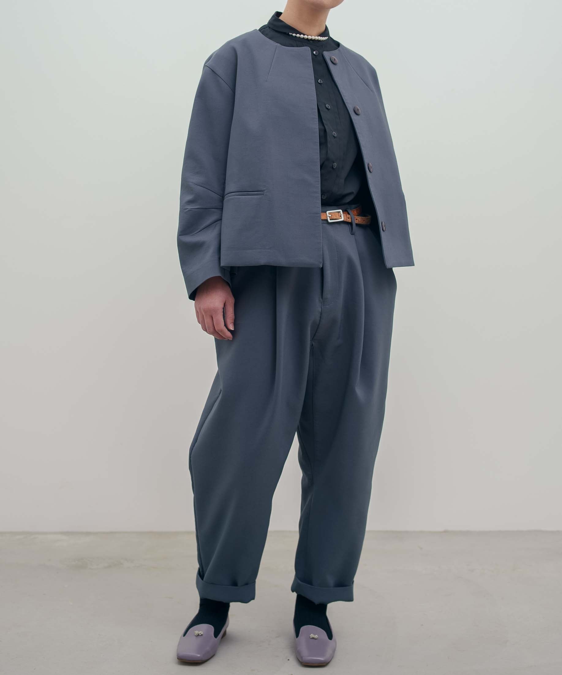 トリプルクロス タックパンツ｜軽くてふっくらした三重織り生地