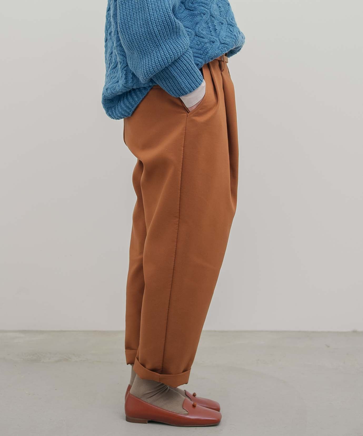 トリプルクロス タックパンツ｜軽くてふっくらした三重織り生地