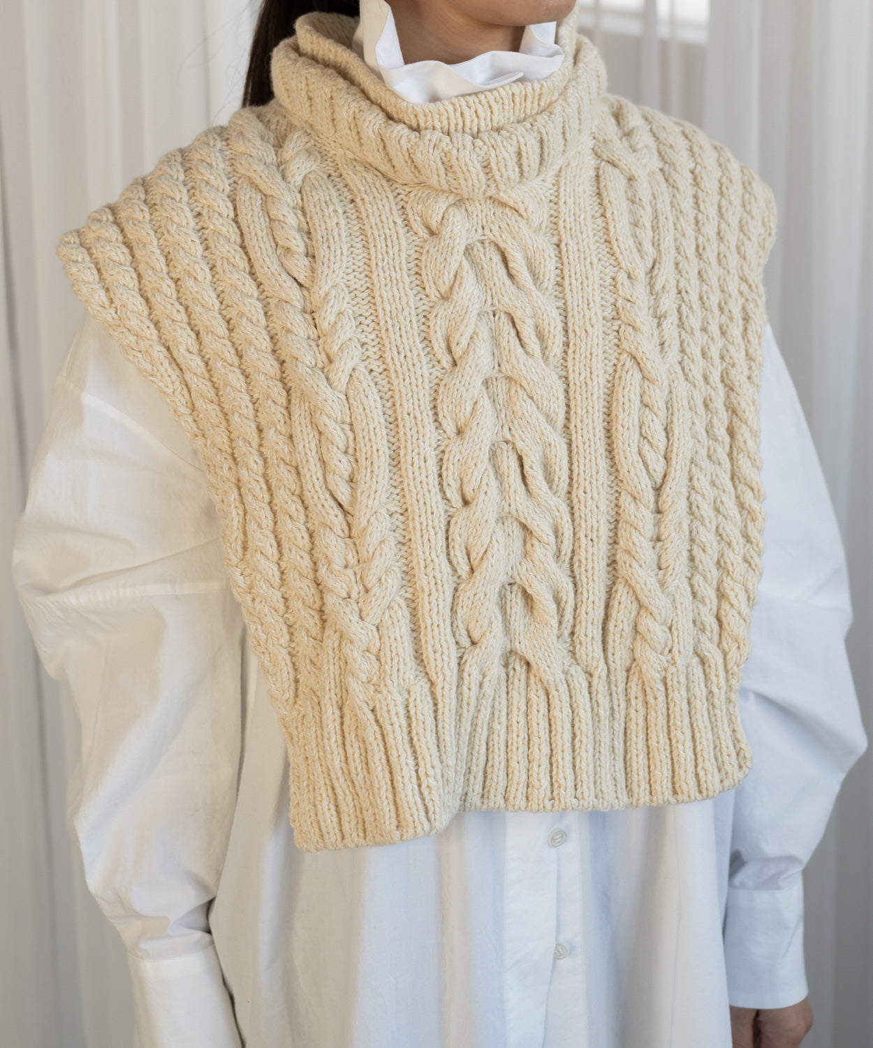 25AW先行予約〉手編みケープレット (mum911 オフホワイト