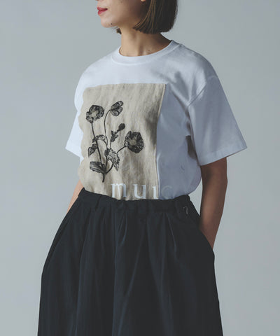 〈コットン100% 透けにくい厚みの6.2オンス生地〉ポピー花刺繍の Tシャツ (mua001)
