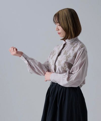 〈綿ローン生地〉梅小花刺繍 スタンドカラーブラウス (muk112)
