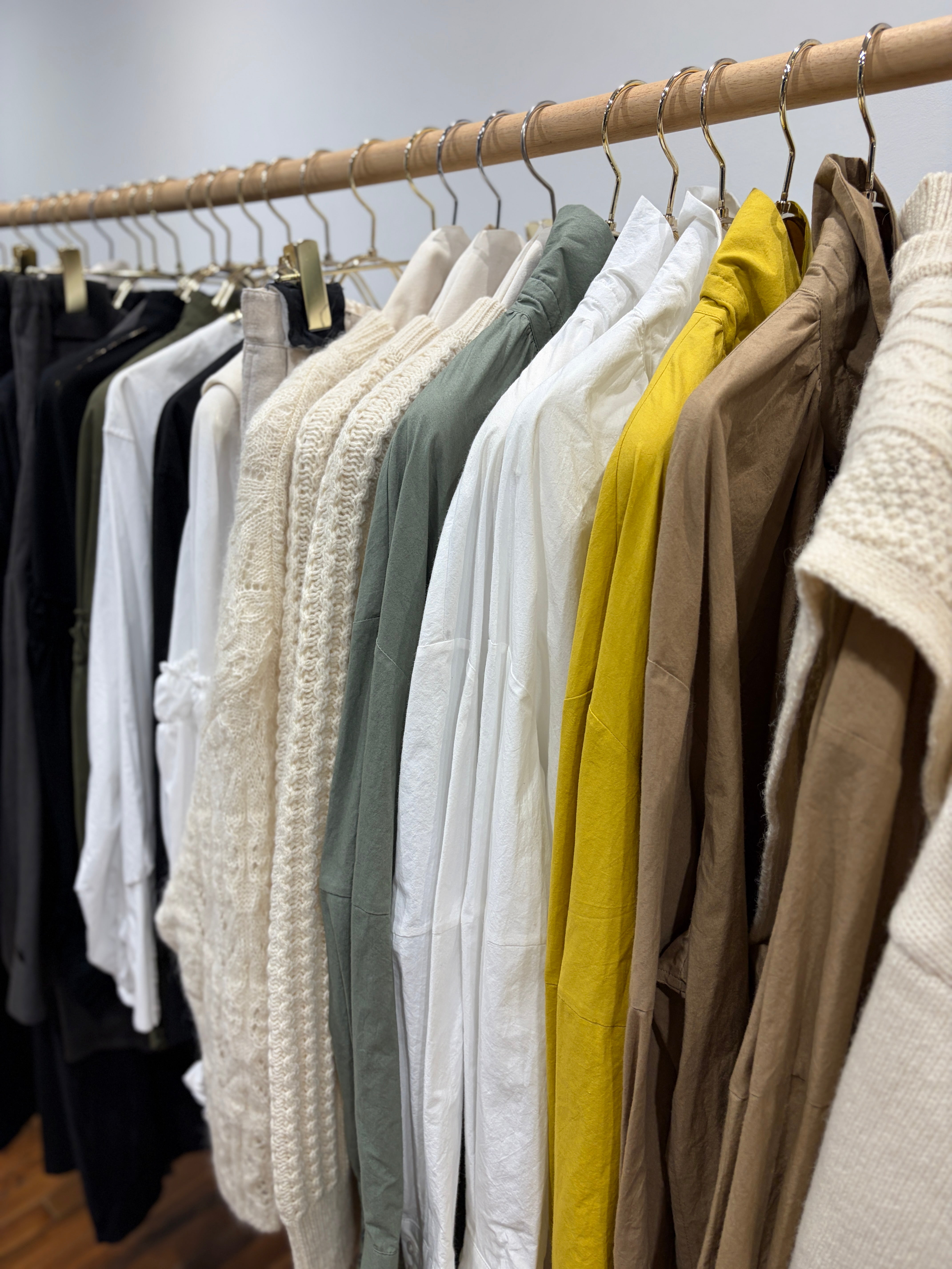 WOOL STUDIO WEEK会場に並ぶmuucのシャツやニット