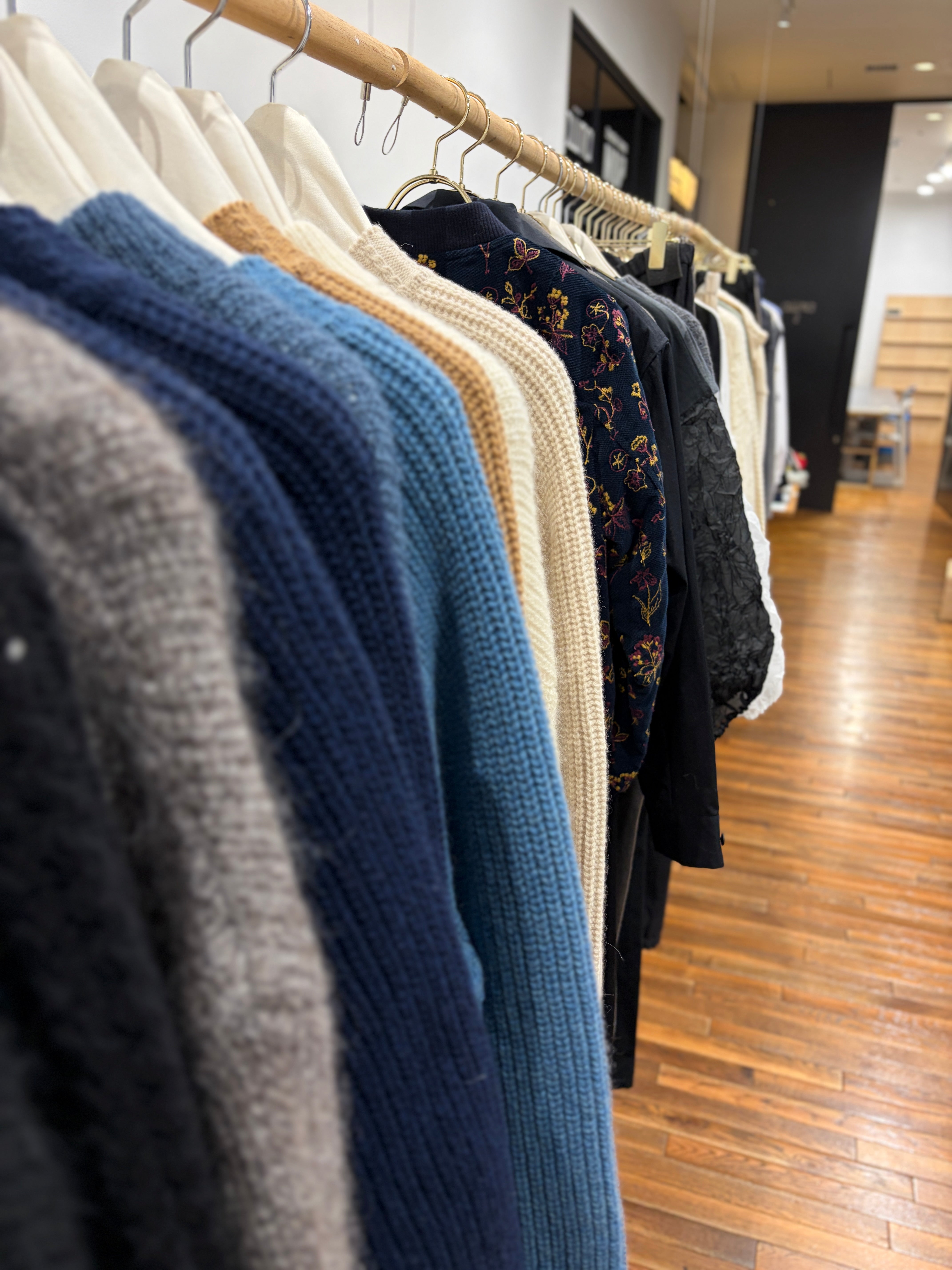 WOOL STUDIO WEEK会場に並ぶmuucの秋冬ニットと花刺繍の洋服