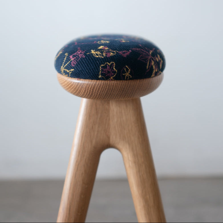 座面に施したオリジナル刺繍のディテール