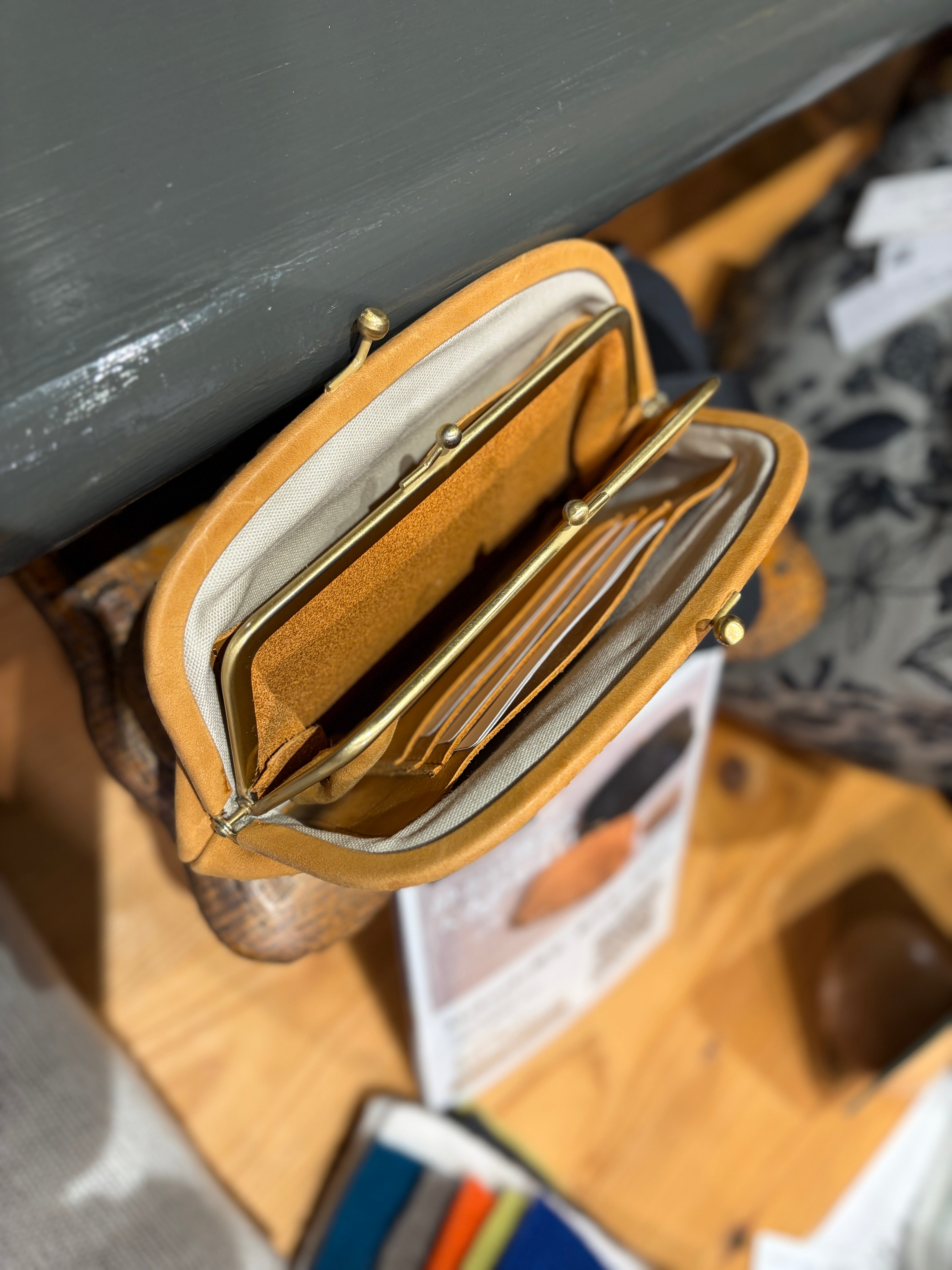 仕切りの多い本革がま口財布の内側